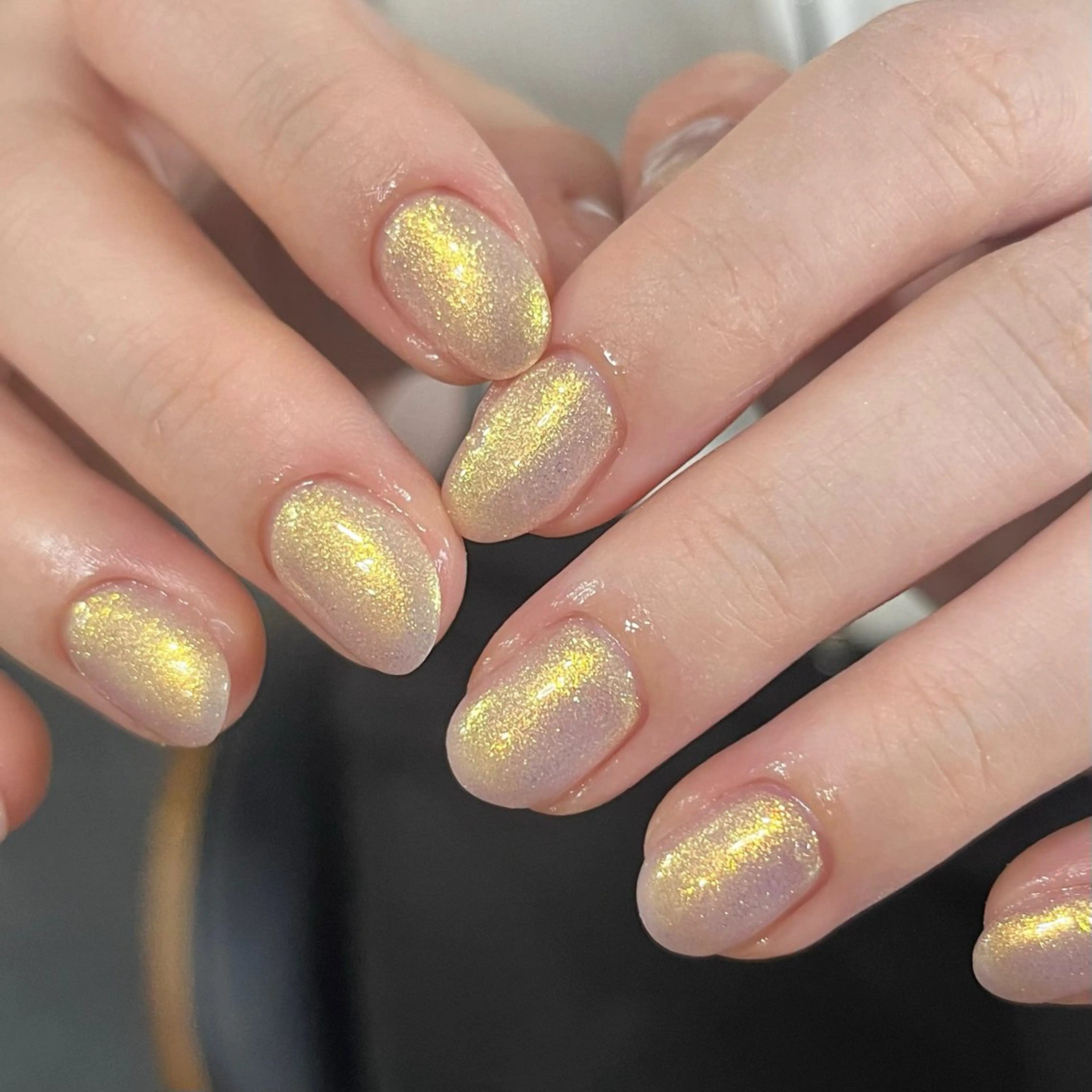 ネイル オーロラネイル ゴールド キラキラネイル ミラーネイル 黄色 ハンドネイル ハンドケア 🎀NAIL🎀 AI🪄︎︎◝✩のネイルデザイン