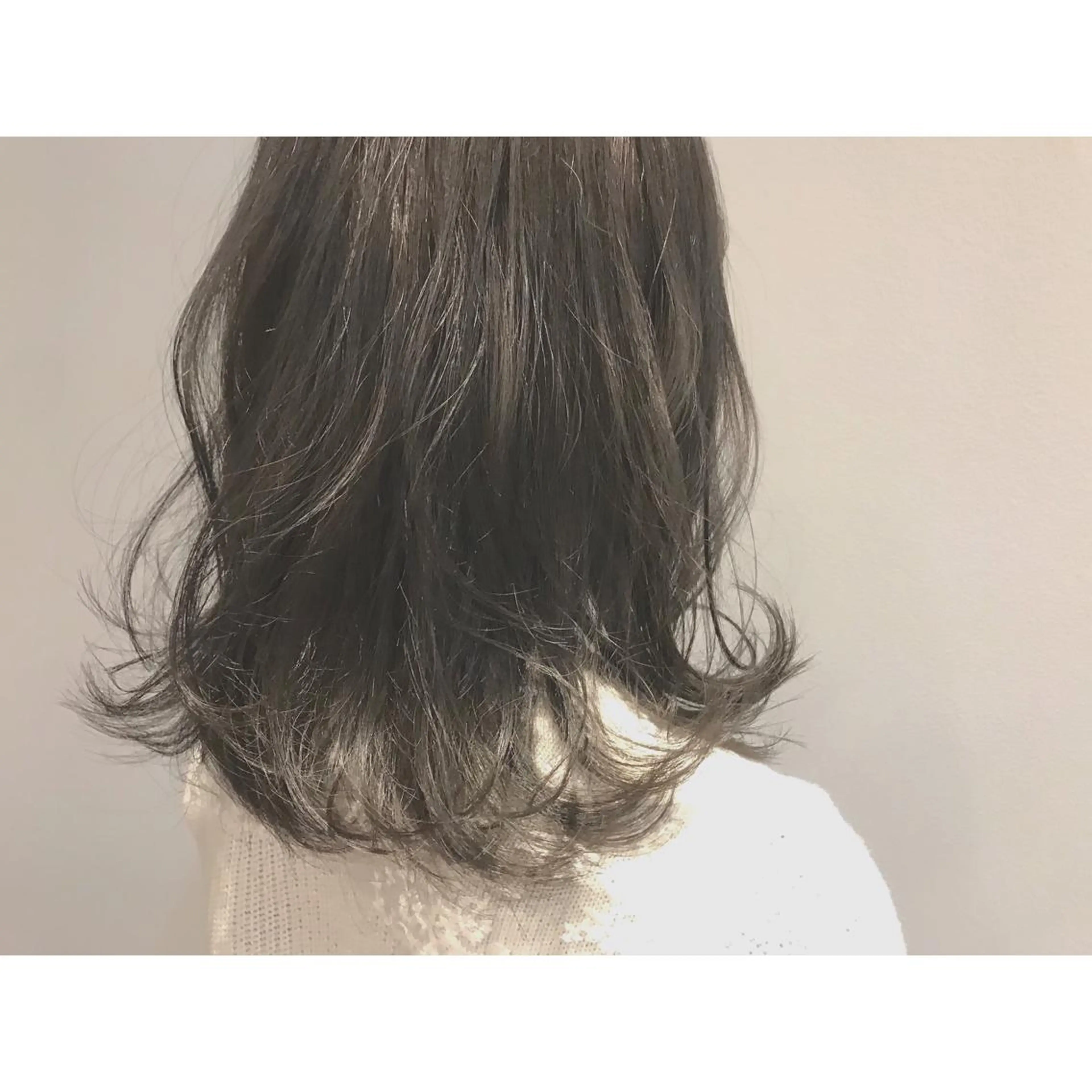 ミディアム カラー 切りっぱなしボブ アッシュ グレージュ ハイライトカラー ボブ なかにし まゆみのヘアスタイル