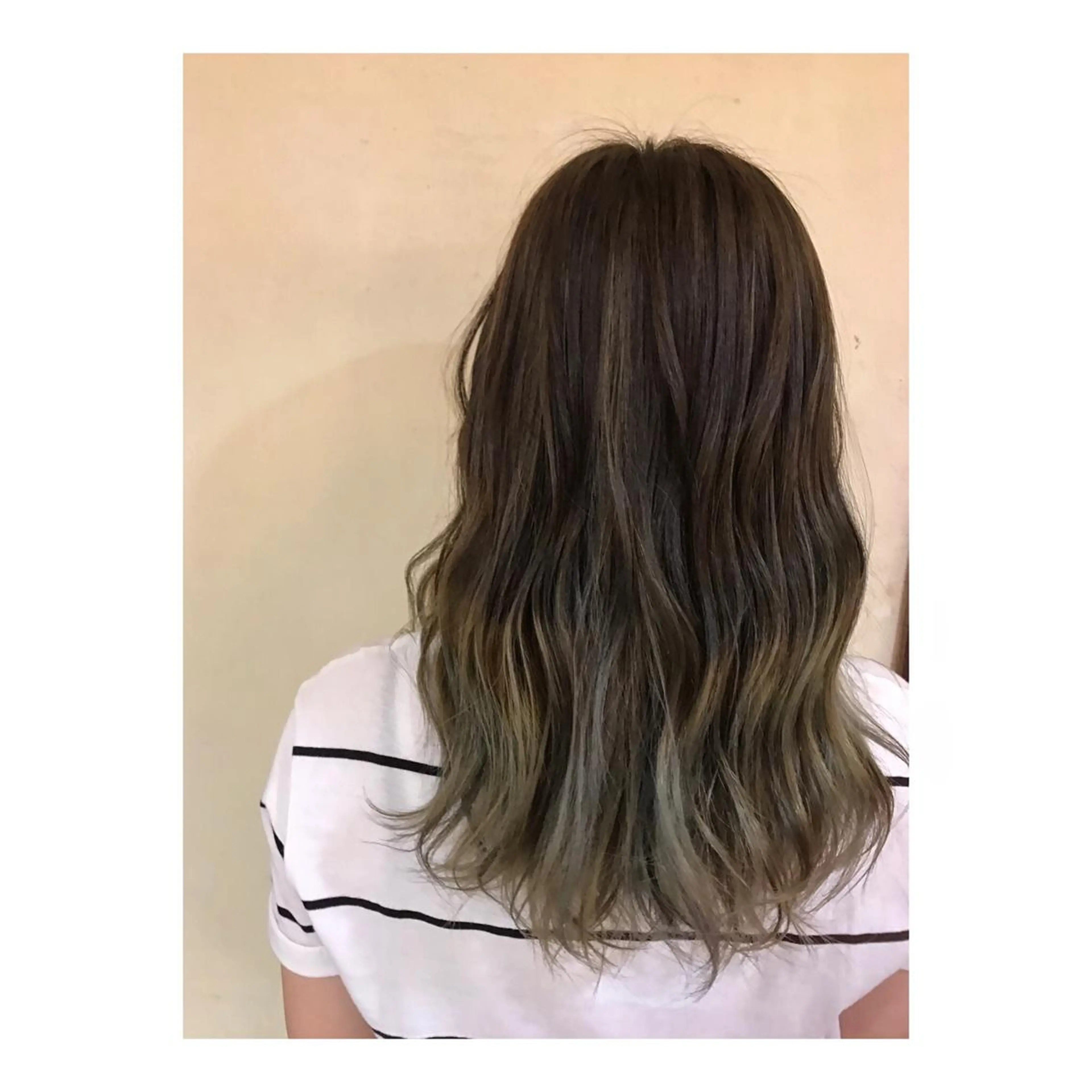 セミロング カラー アッシュ ブリーチ ブルーカラー ブルーアッシュ グラデーションカラー LOST CITY 横浜所属・🪐脱白髪染め 🪐松尾菜々美のヘアスタイル