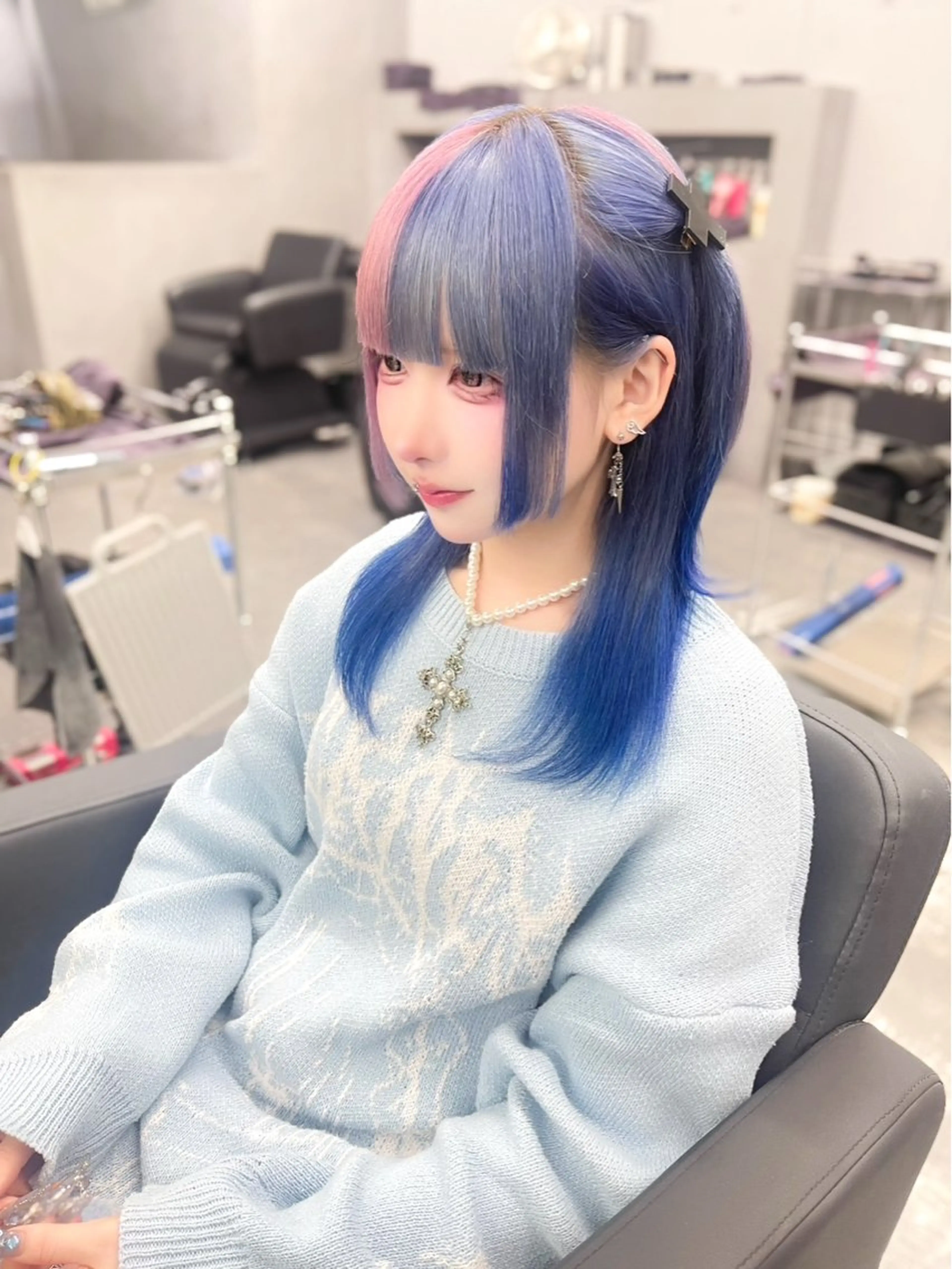 セミロング カラー 紺エクステ デザインカラーのヘアスタイル