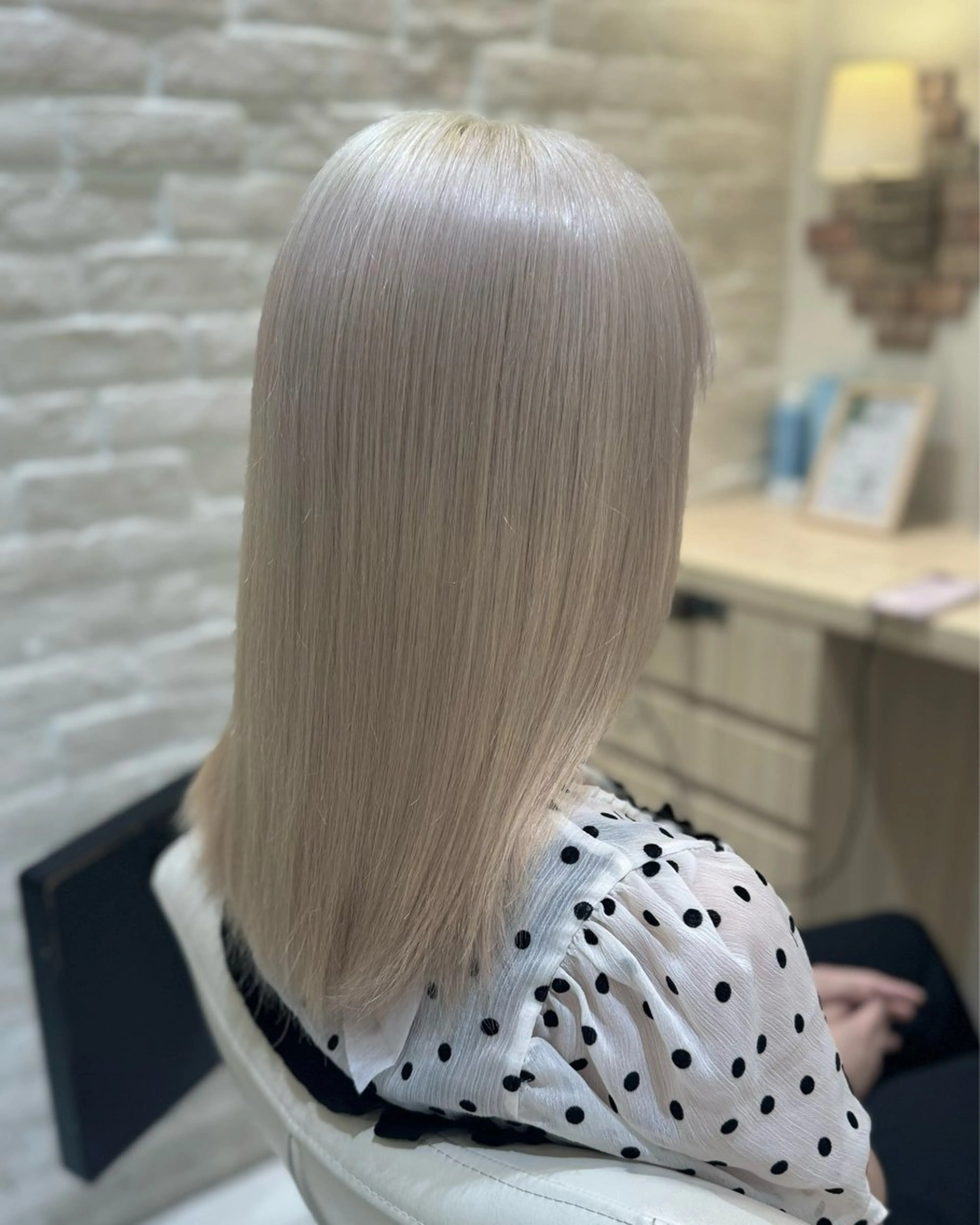 ロング Notoミルクティー グレージュカラーのヘアスタイル