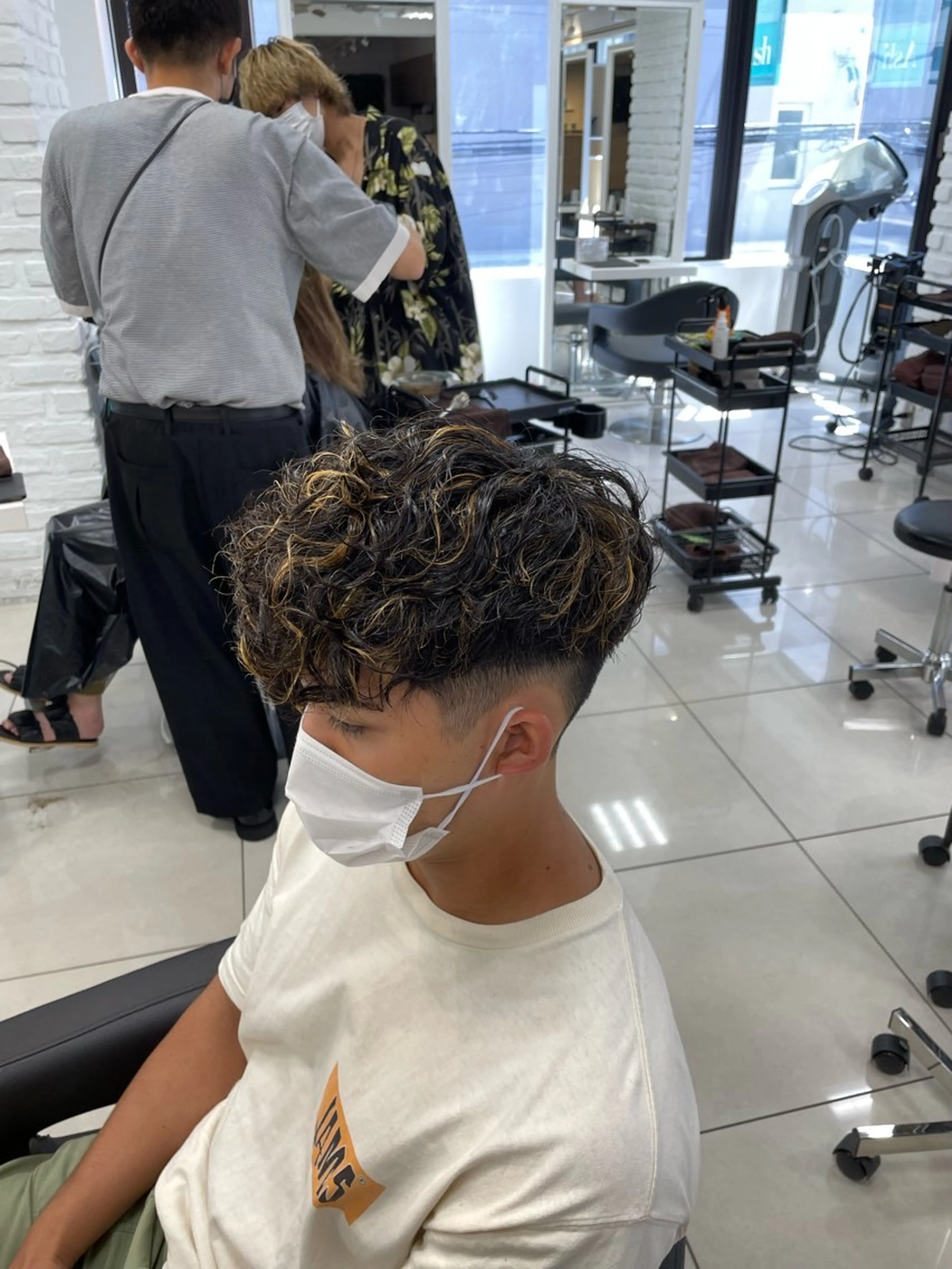 ショート カラー パーマ メンズ メンズハイライト スペインカール ハイライトカラー ハイライト カット ヘアカラー パーマ フェザーパーマ職人 🪶ryosukeのヘアスタイル