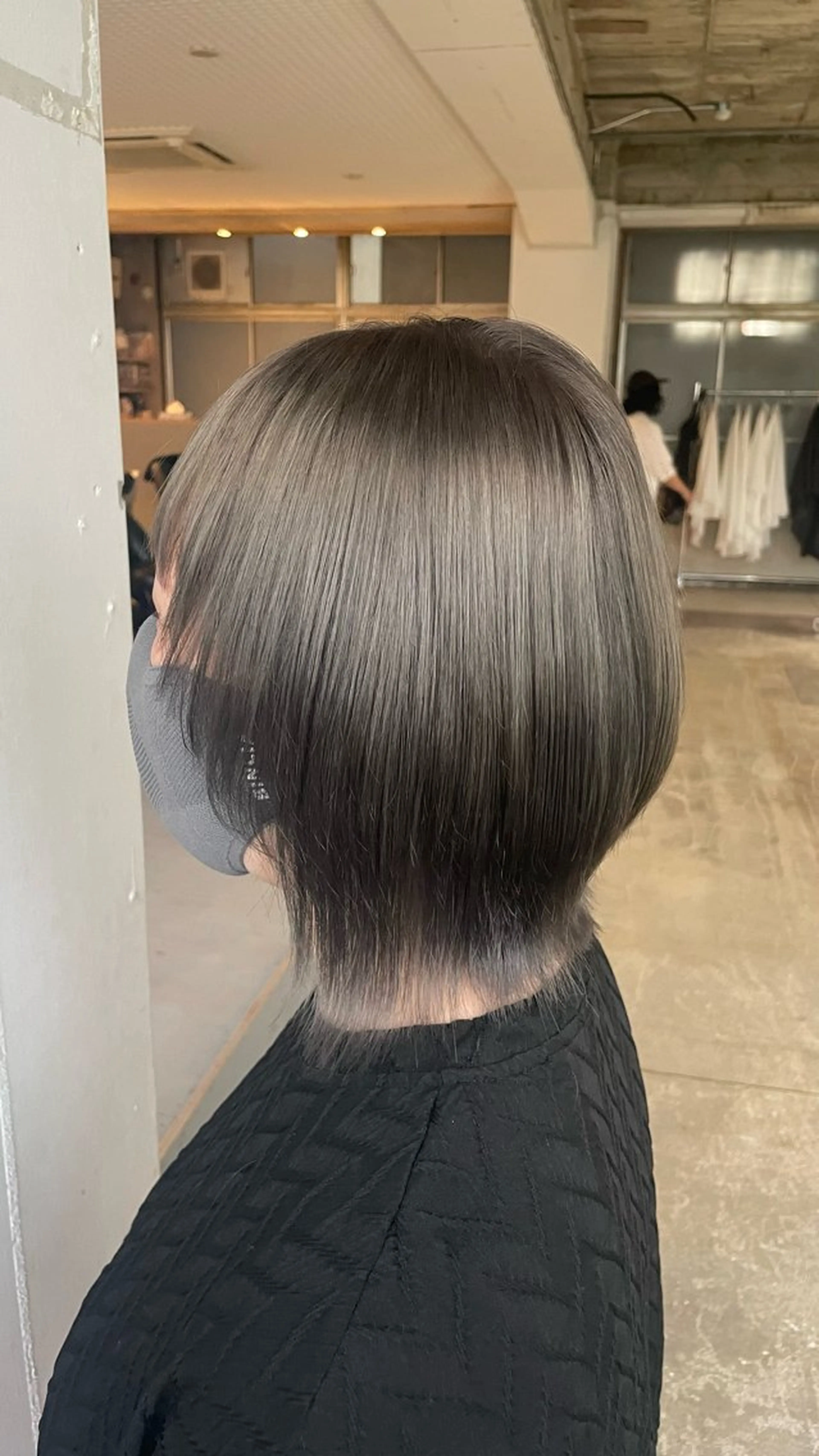 カラー シルバー ヘアカラー 安藤 まりのヘアスタイル