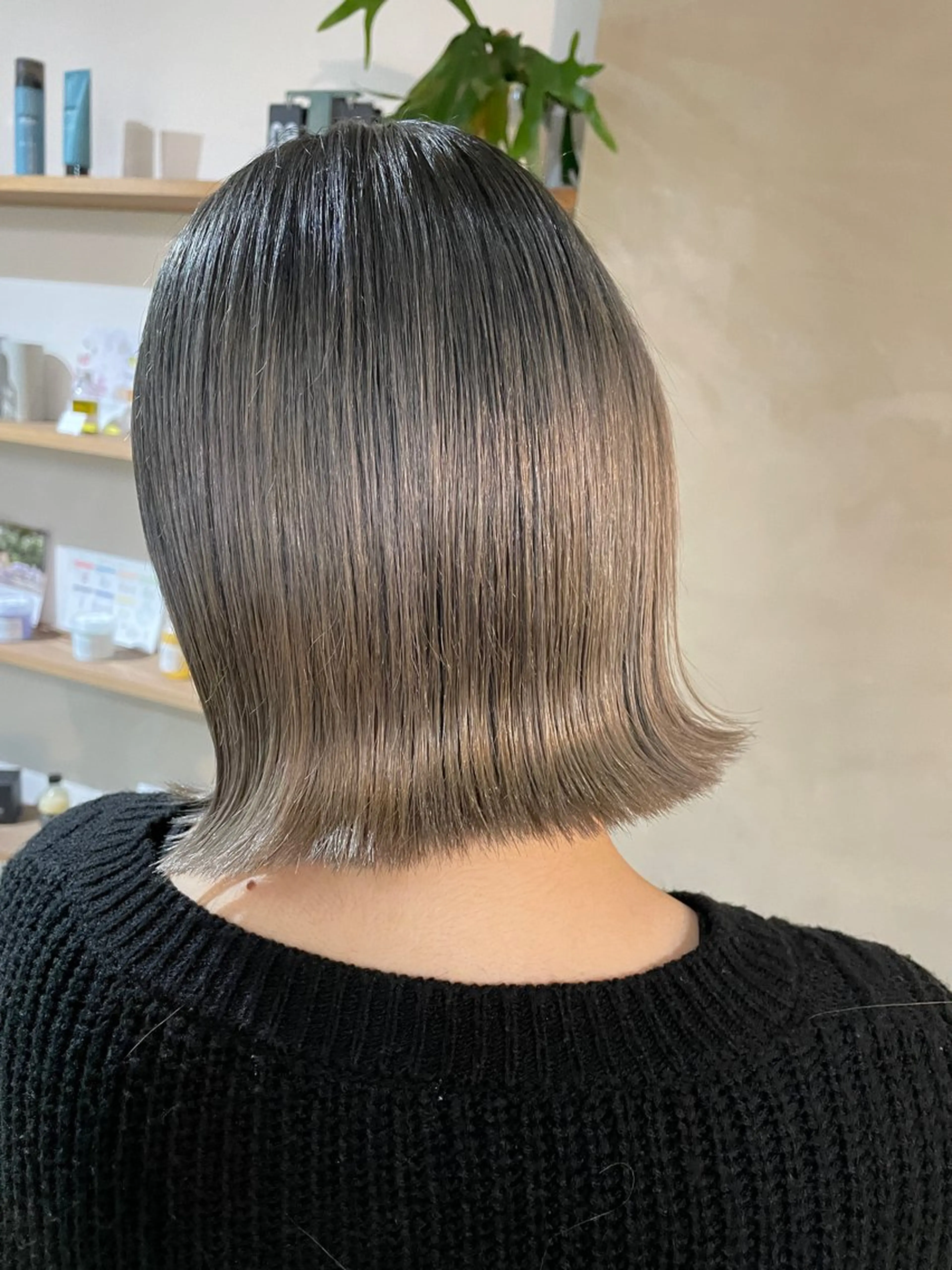 ミディアム カラー ハイトーンカラー ボブ 外ハネヘア OLTI所属・カジ エリナのヘアスタイル