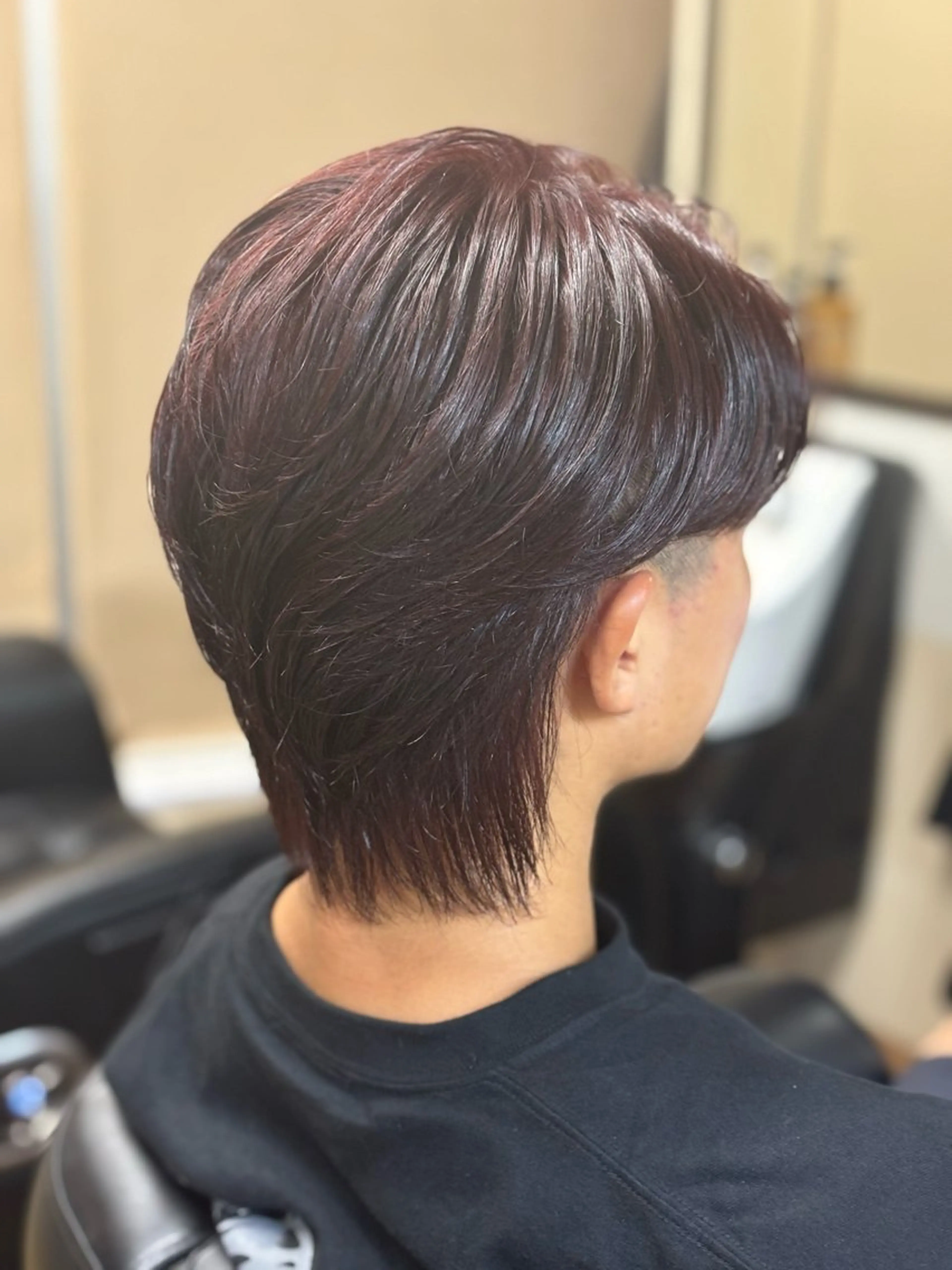 カラー メンズ センターパート メンズウルフカット ウルフカット BARBER MAKI所属・牧 龍佑のヘアスタイル