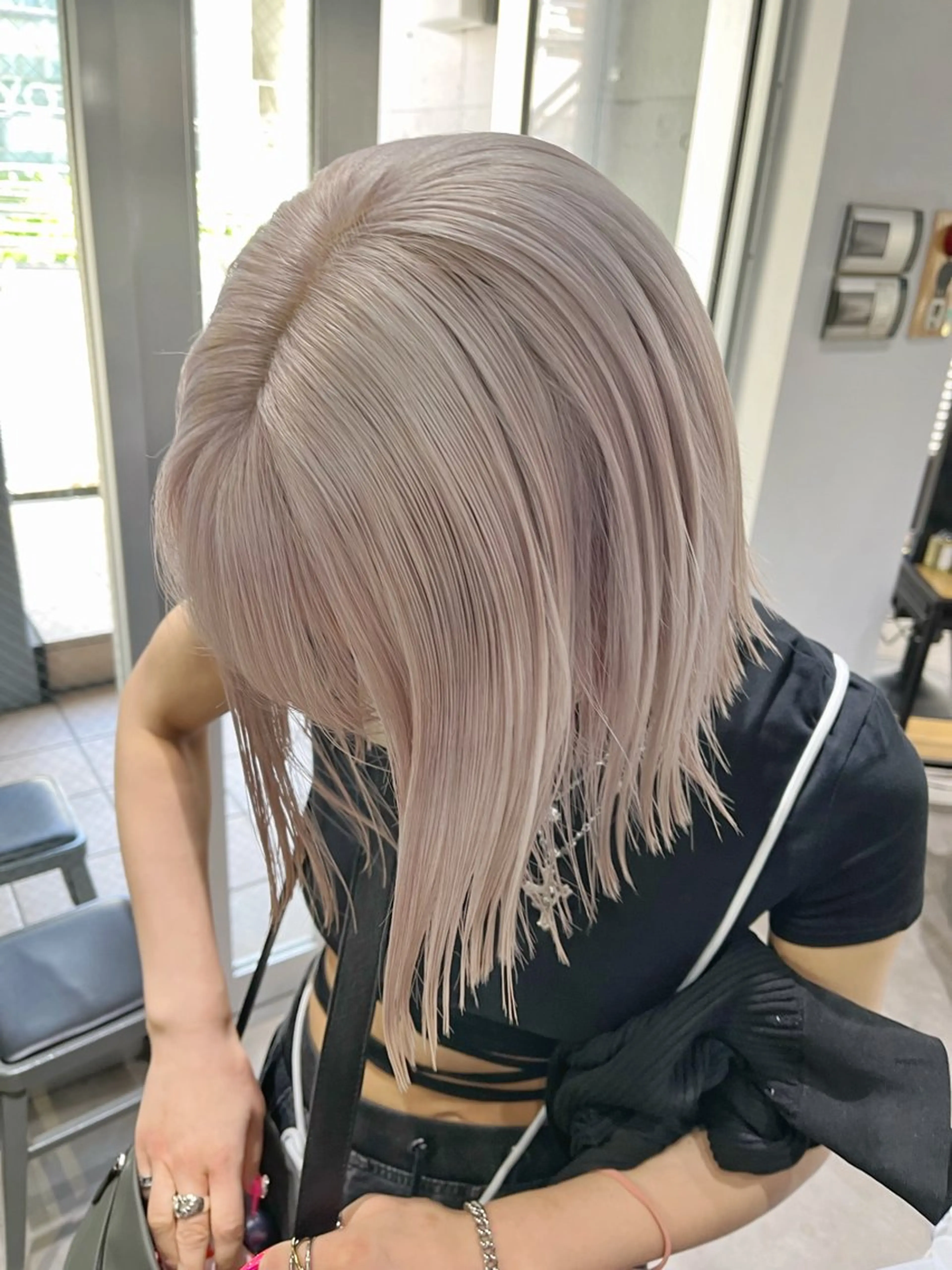 ミディアム ミディアムレイヤー アッシュ ミルクティーブラウン ピンクブラウン レイヤーカット カット ヘアカラー ハイトーンNo.1✨ パーマ✨イマイタツヤのヘアスタイル