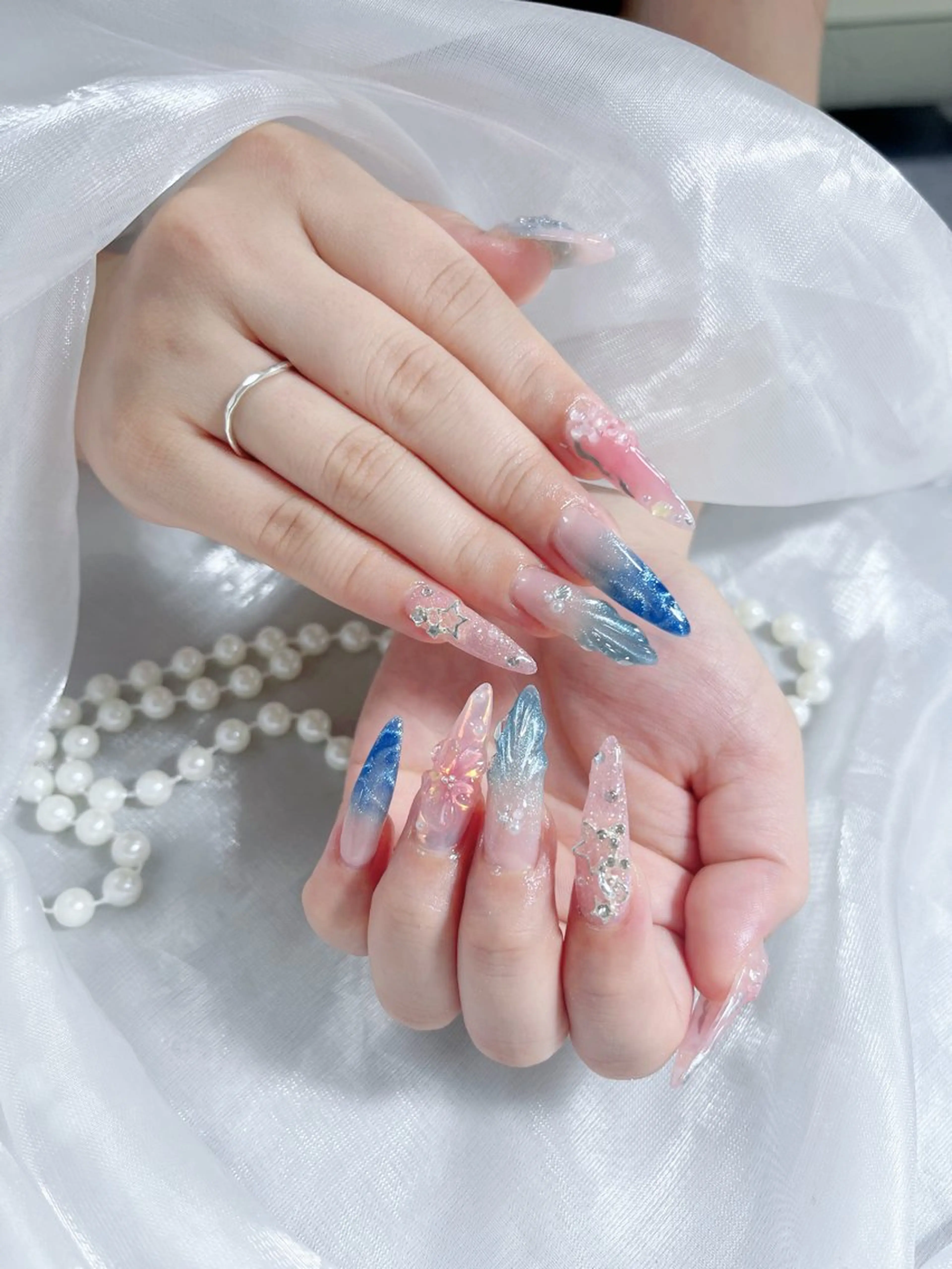 ネイル オーロラネイル クリアネイル フラッシュネイル ジェルネイル グラデーション ハンドネイル Amee Nailsalonのネイルデザイン