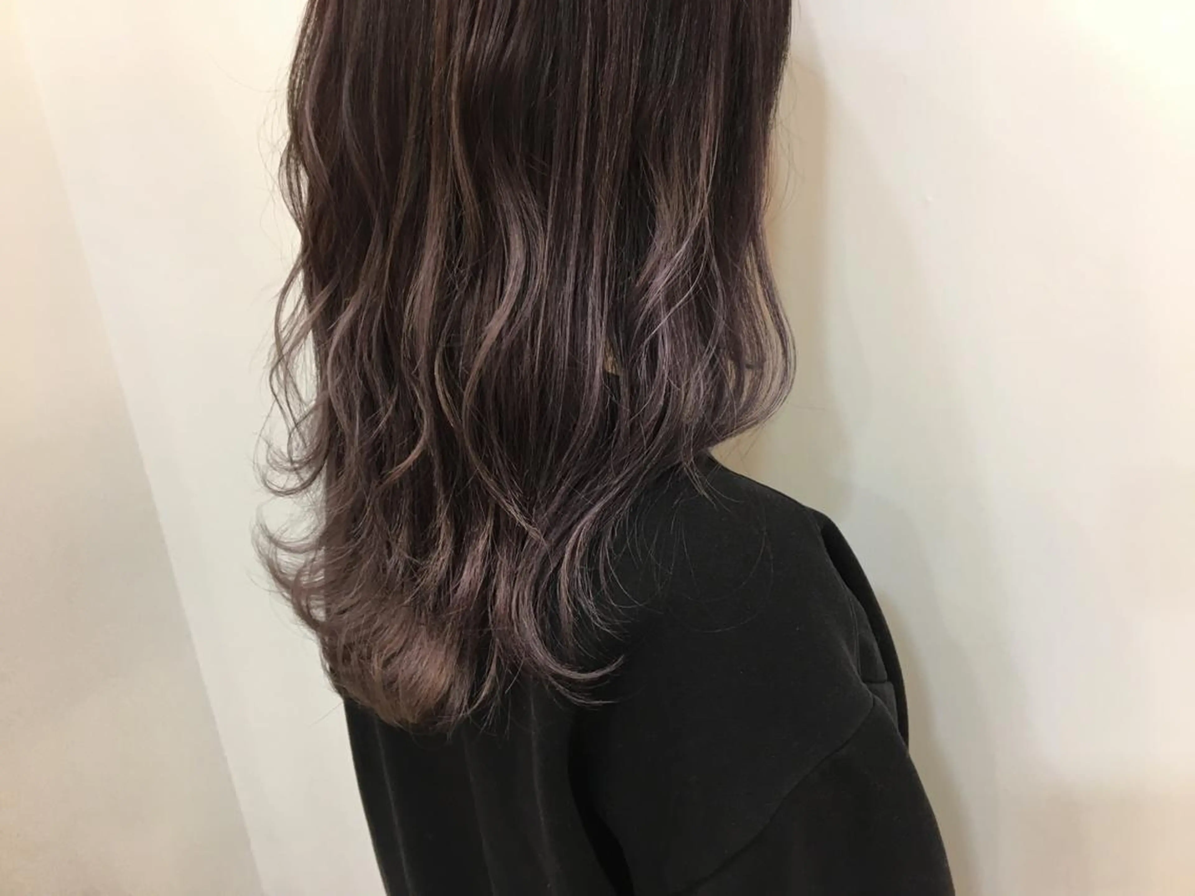 セミロング カラー アッシュ 透明感カラー パープルカラー パープルアッシュ レイヤーカット カット ヘアカラー トリートメント 鈴木 翔梧のヘアスタイル