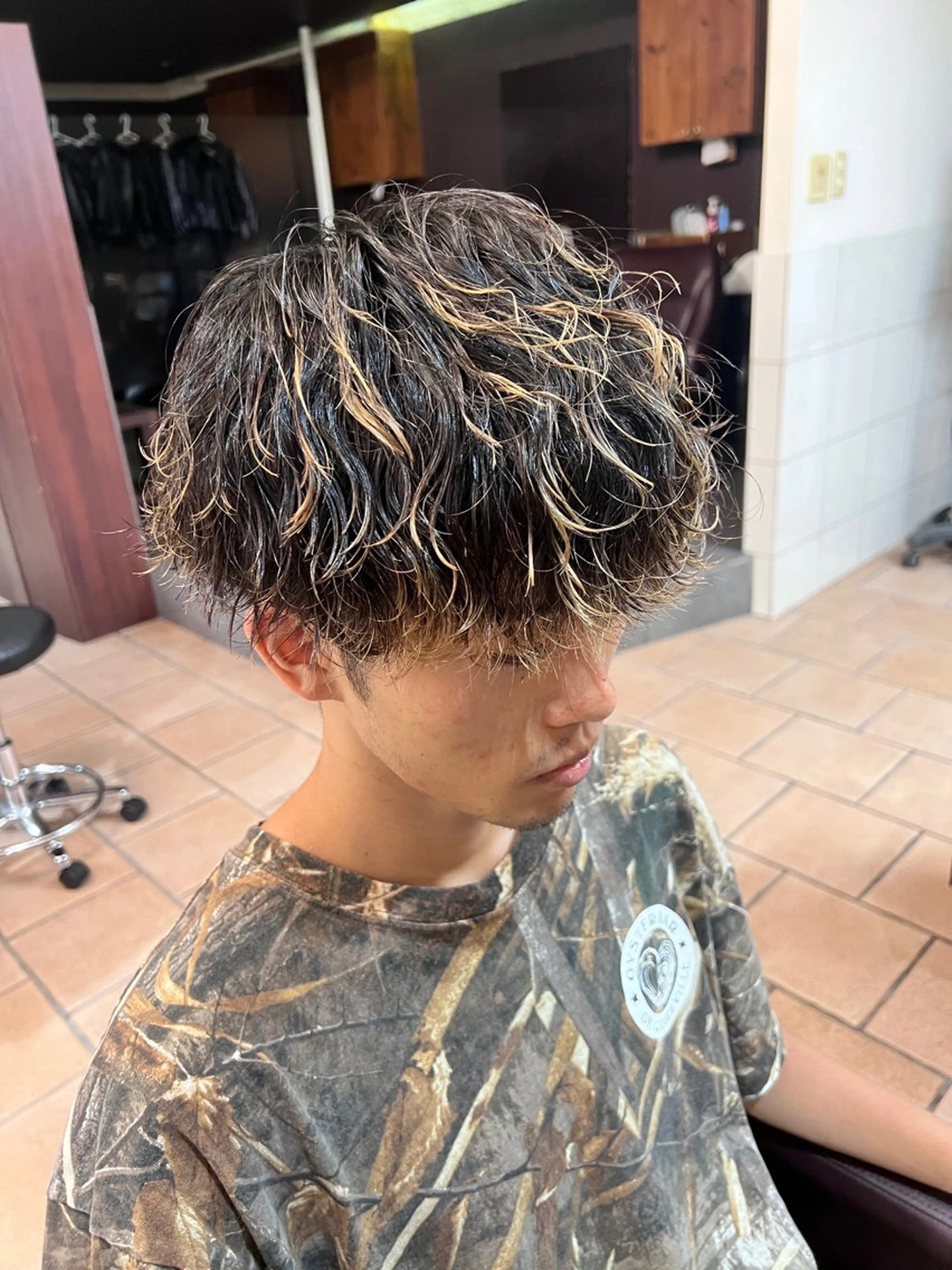 ミディアム パーマ メンズ ミディアムパーマ メンズパーマ 波巻きパーマ カット パーマ メンズカットパーマ ✂️ JOYAのヘアスタイル