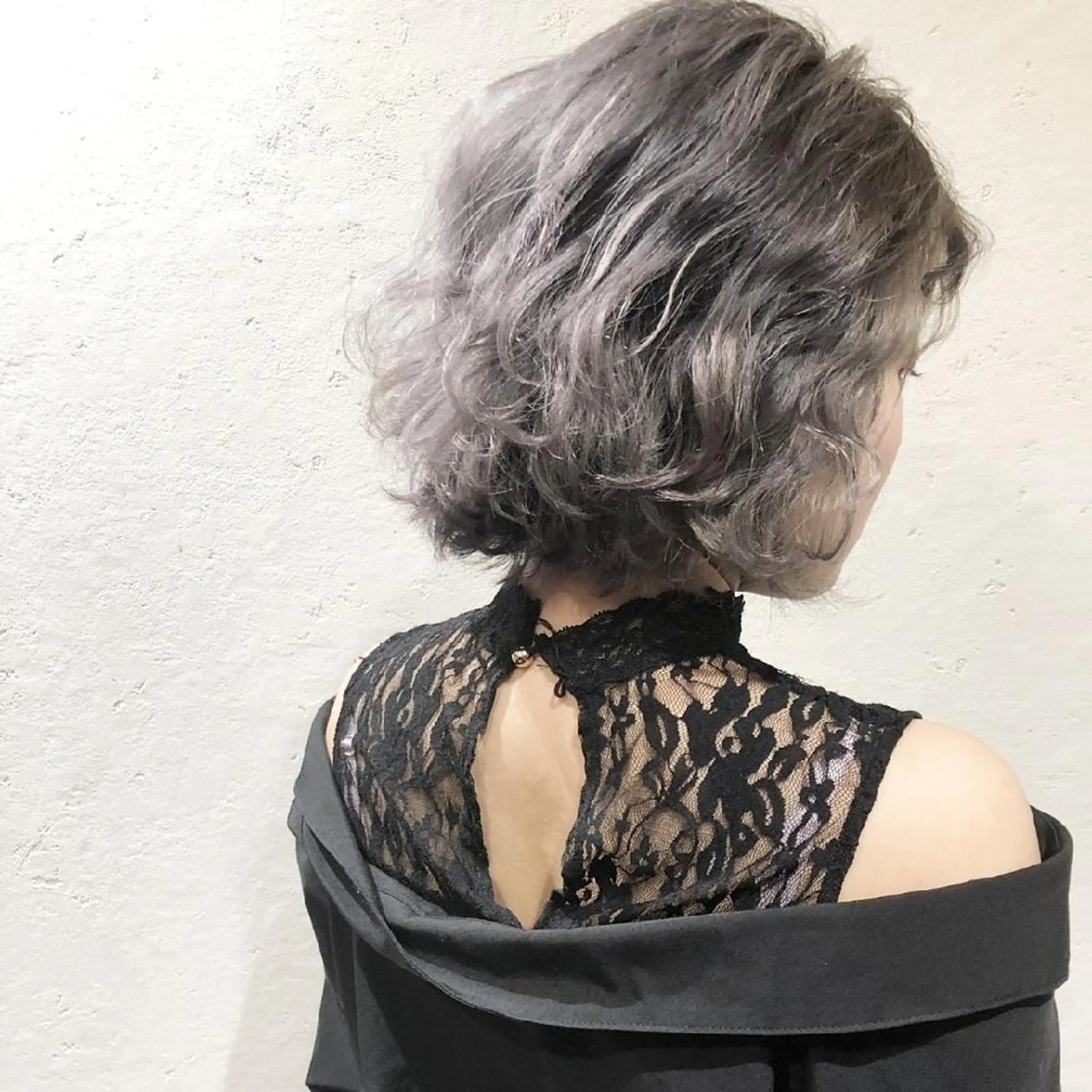 ショート カラー ブリーチ グレージュ 竹内啓太 ボブのヘアスタイル