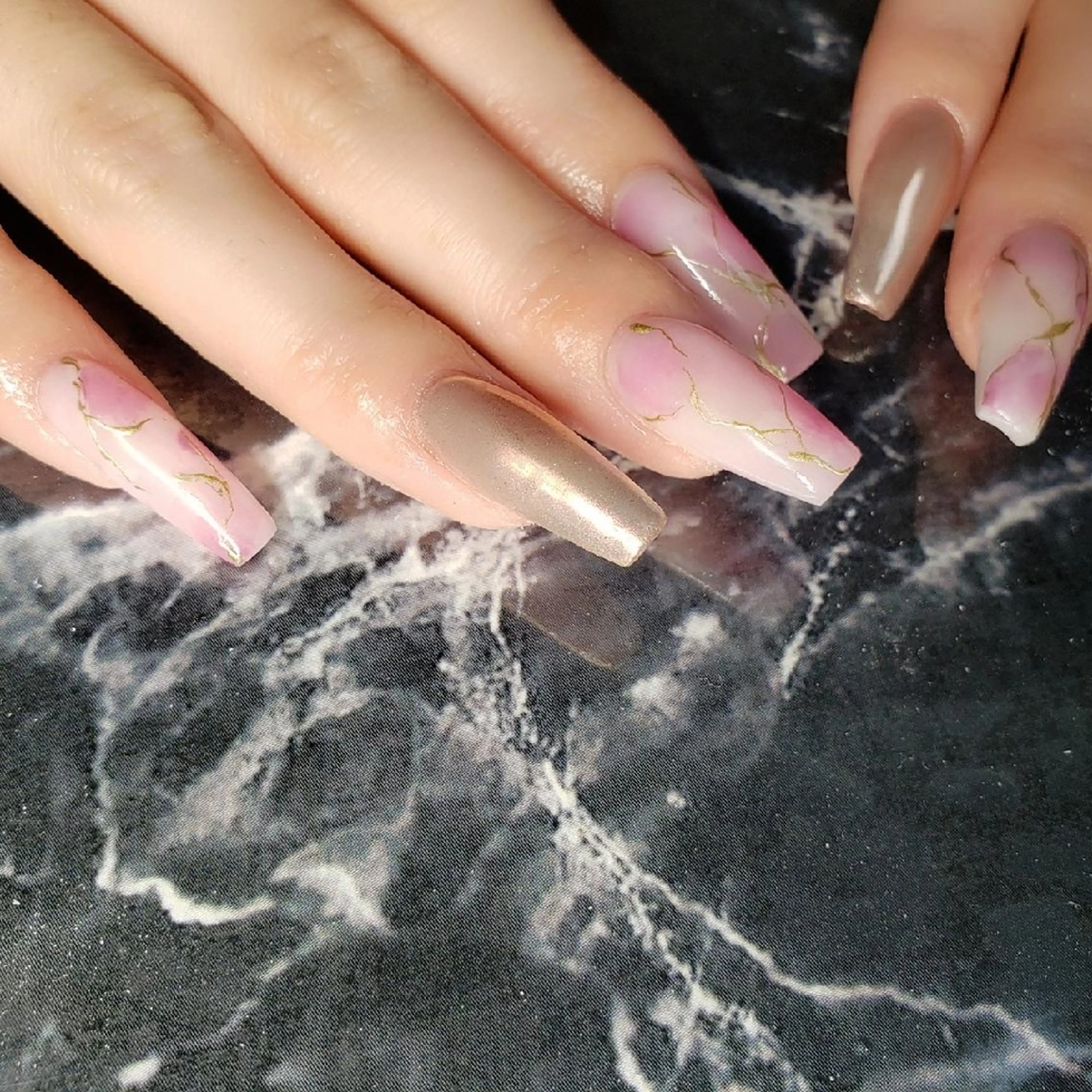 セミロング ネイル ミラーネイル ハンドネイル クロキ 。のネイルデザイン