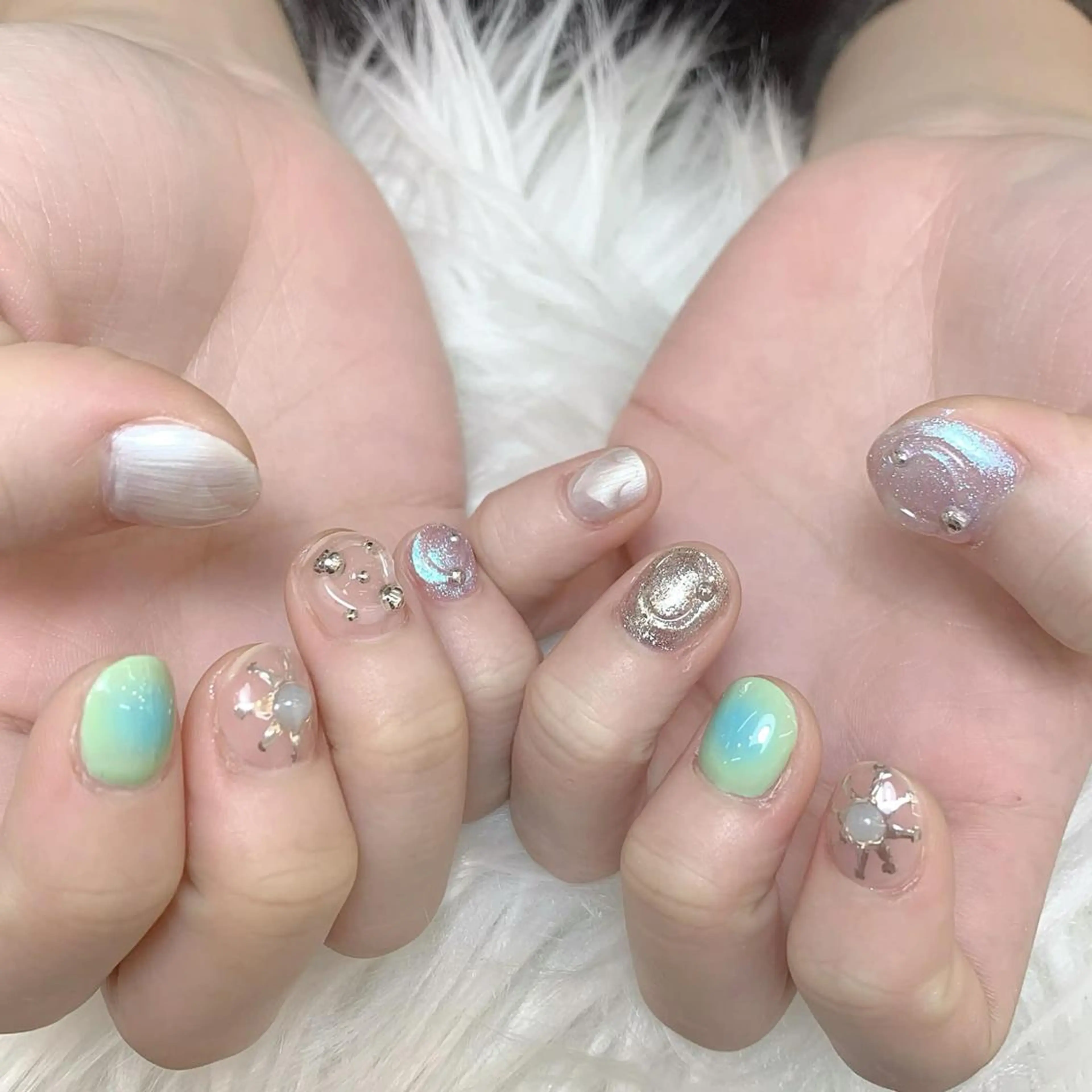 ネイル アートネイル オーロラネイル ブルー グラデーション グリーン ハンドネイル ハンドケア ヒユ ビューティーのネイルデザイン