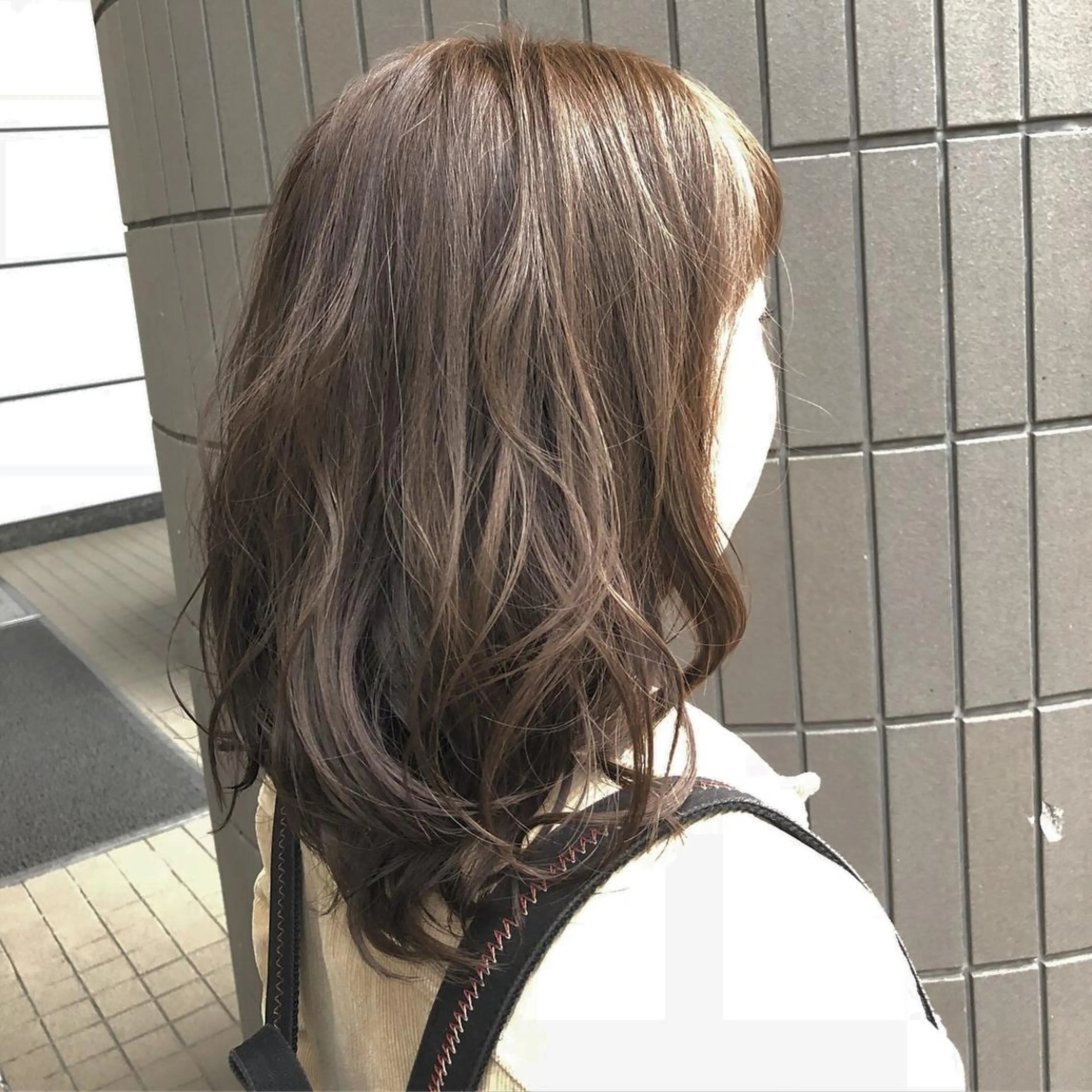 ミディアム カラー アディクシーカラー グレージュ ハイトーンカラー ハイトーングレージュ SHAFT Ieiriのヘアスタイル