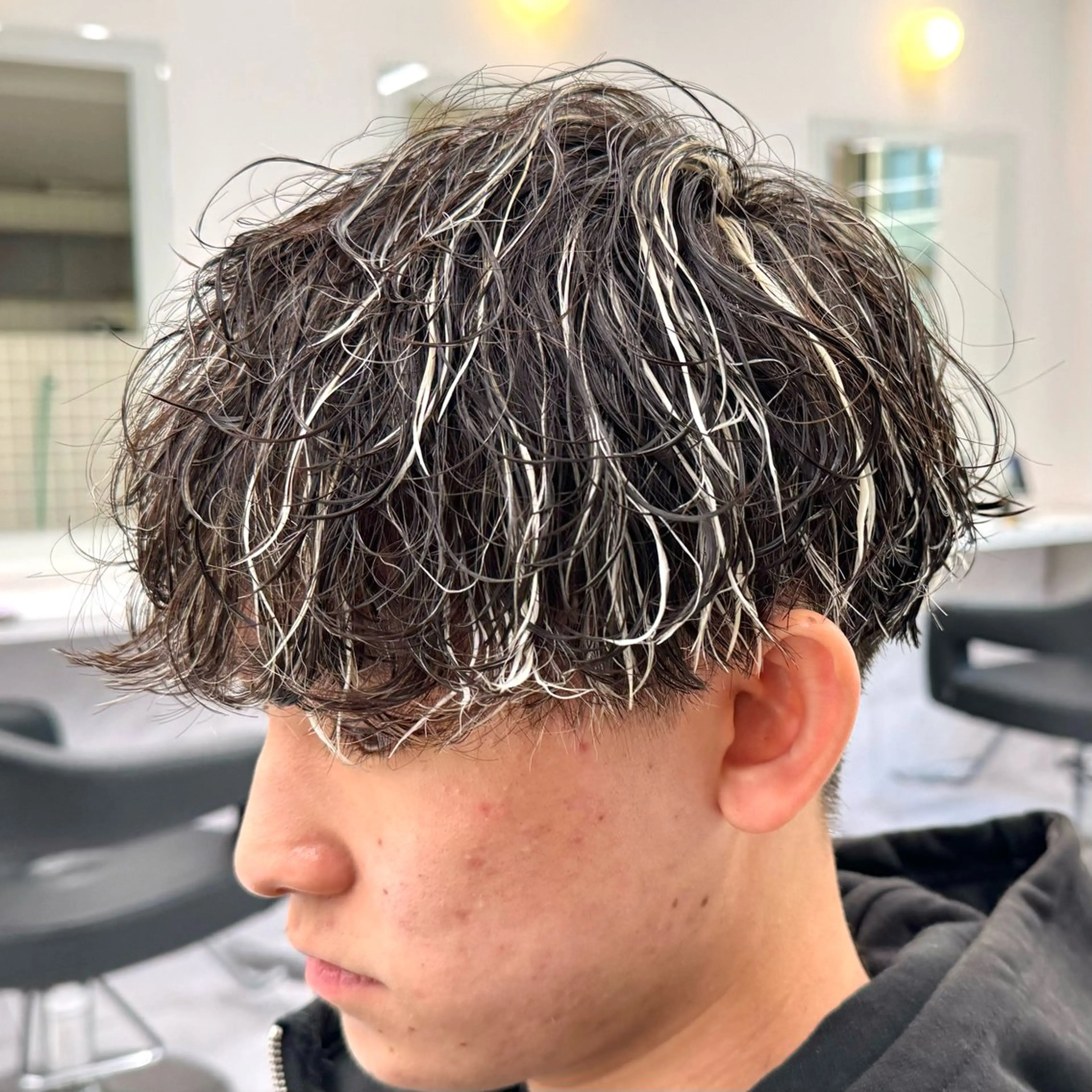 ミディアム カラー パーマ ヘアアレンジ メンズ ミディアムパーマ メンズハイライト メンズメッシュ メンズパーマ 波巻きパーマ カット ヘアカラー パーマ ヘッドスパ ヘアセット 顔まわりカット の達人のヘアスタイル