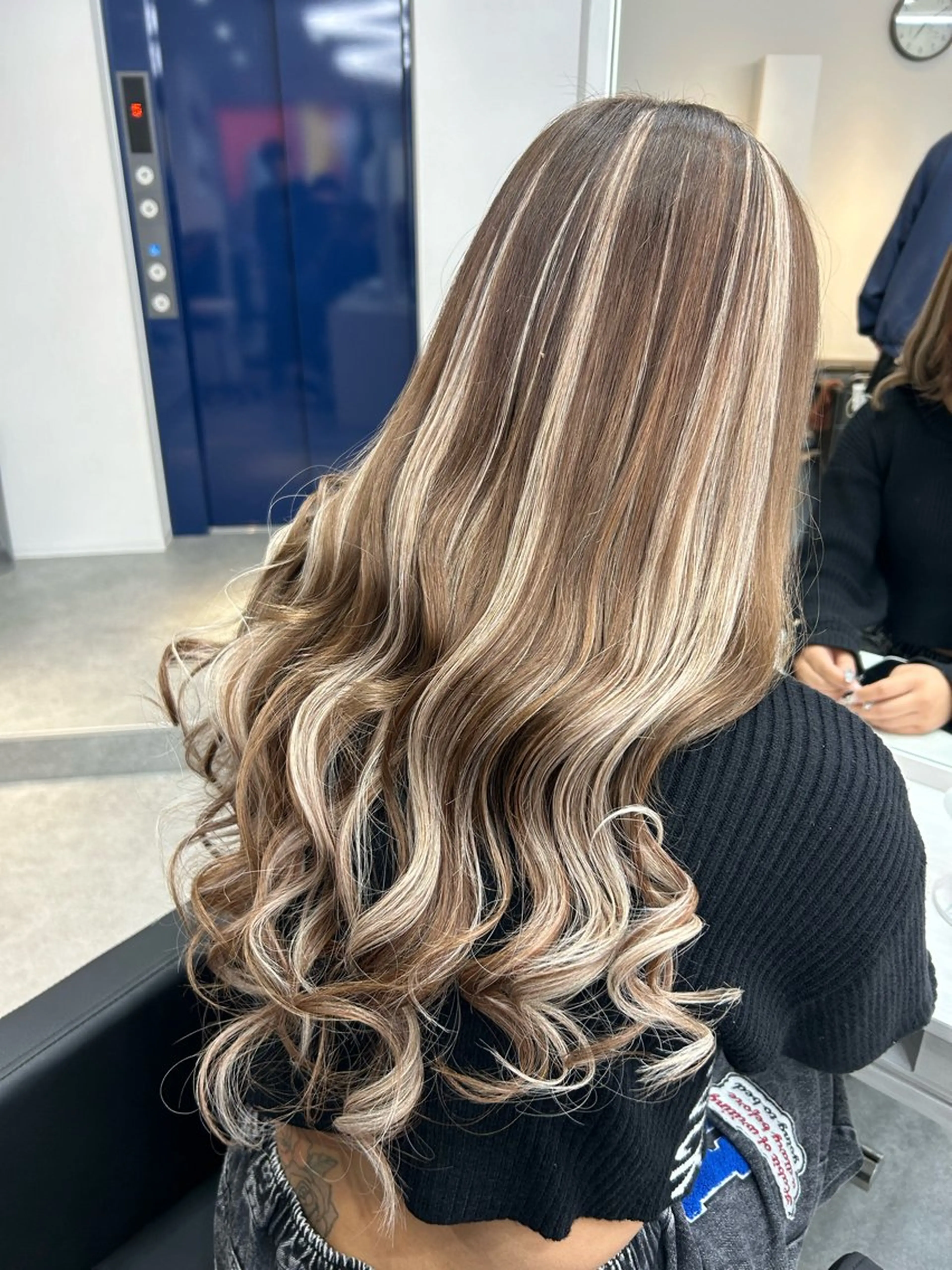 ロング カラー シールエクステ バレイヤージュ デザインカラー ハイライトカラー エクステ カット ヘアカラー トリートメント エクステ ヘアセット alpha. カラーエクステ下妻のヘアスタイル