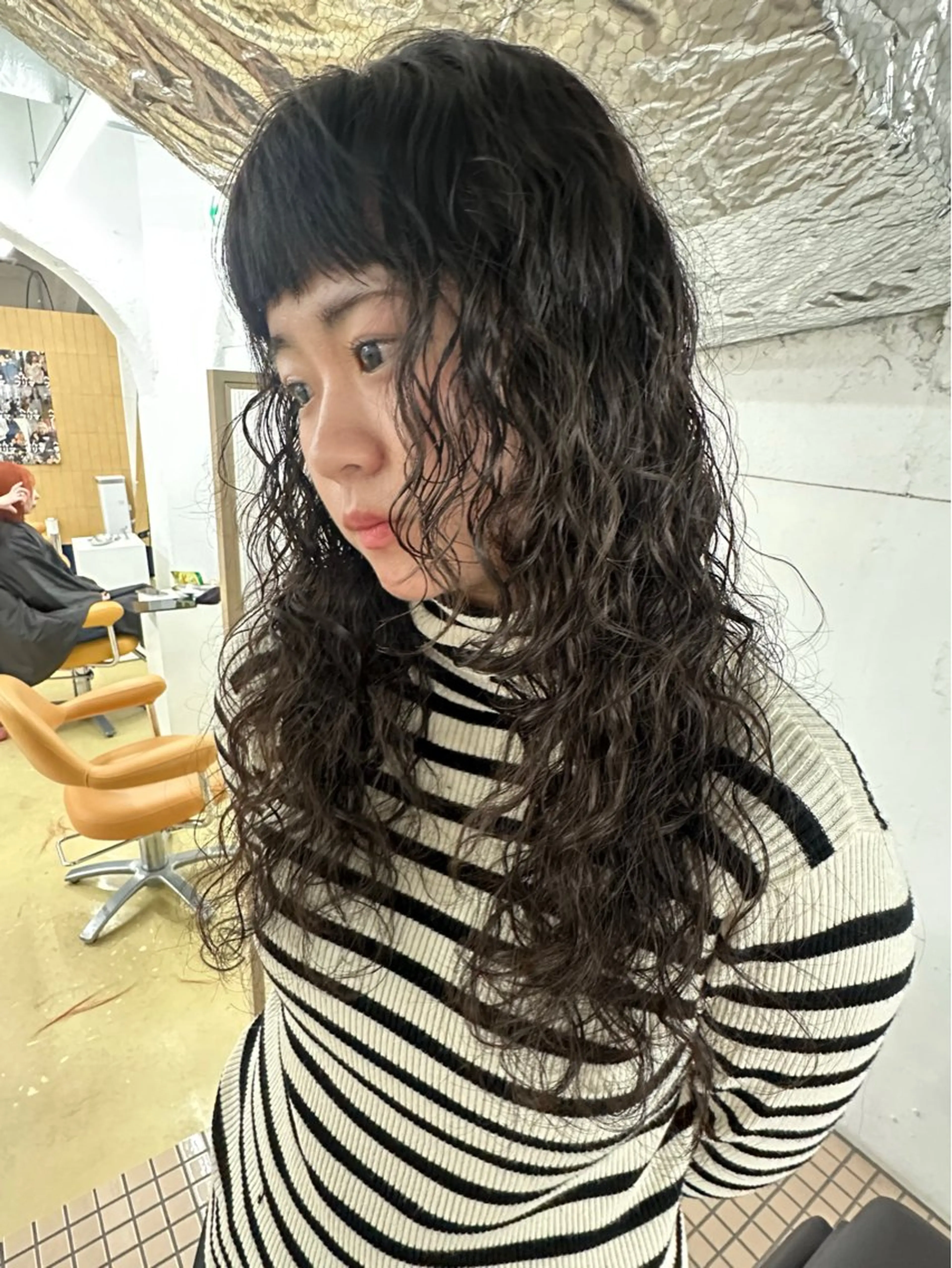 ロング パーマ くせ毛 オン眉 パーマ hen所属・村岡 桃果のヘアスタイル