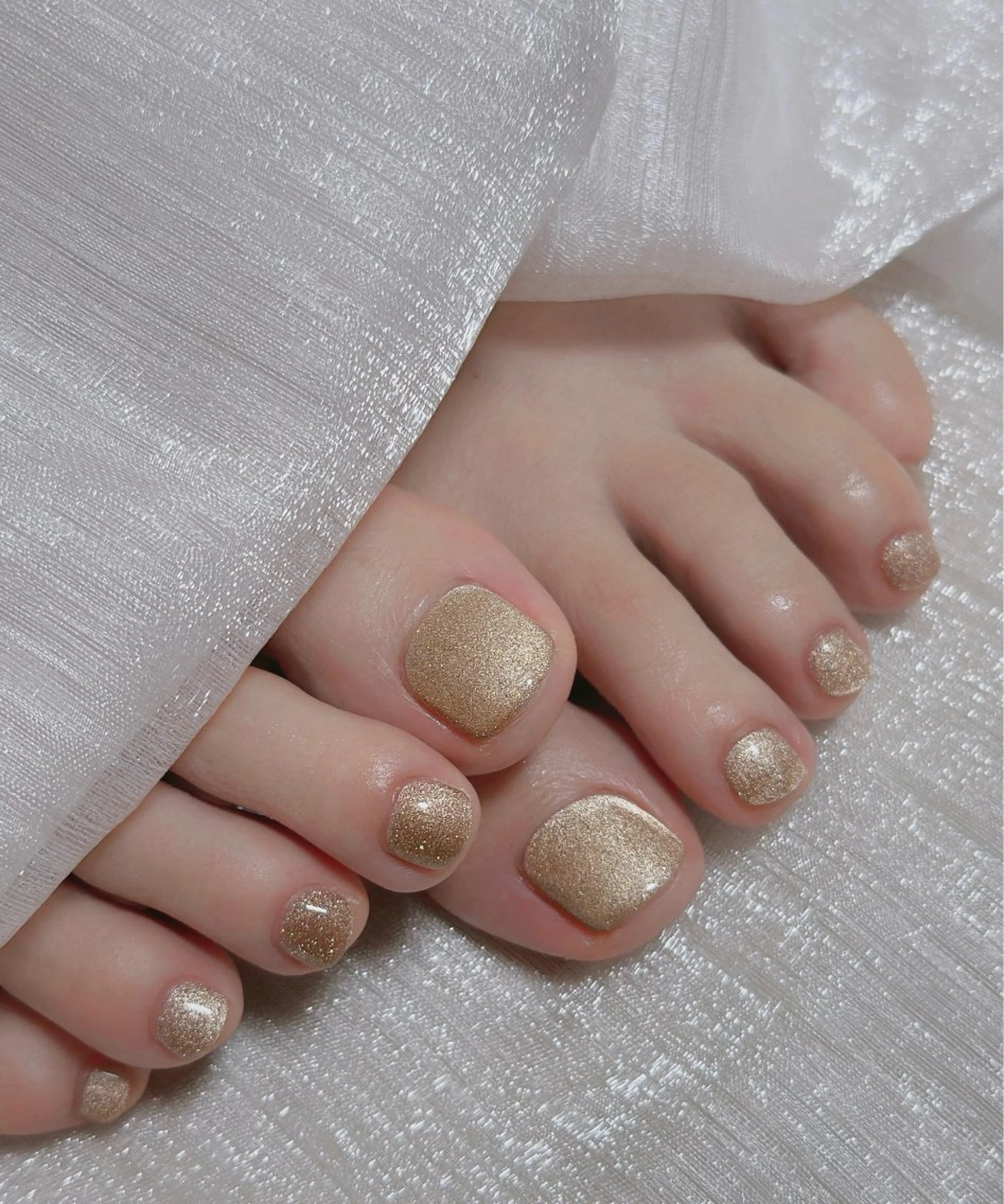 ネイル オーロラネイル 長さ出し フットネイル ラメ(グリッター) ラメグラデーション フットネイル 👍thumbs up nail👍のネイルデザイン