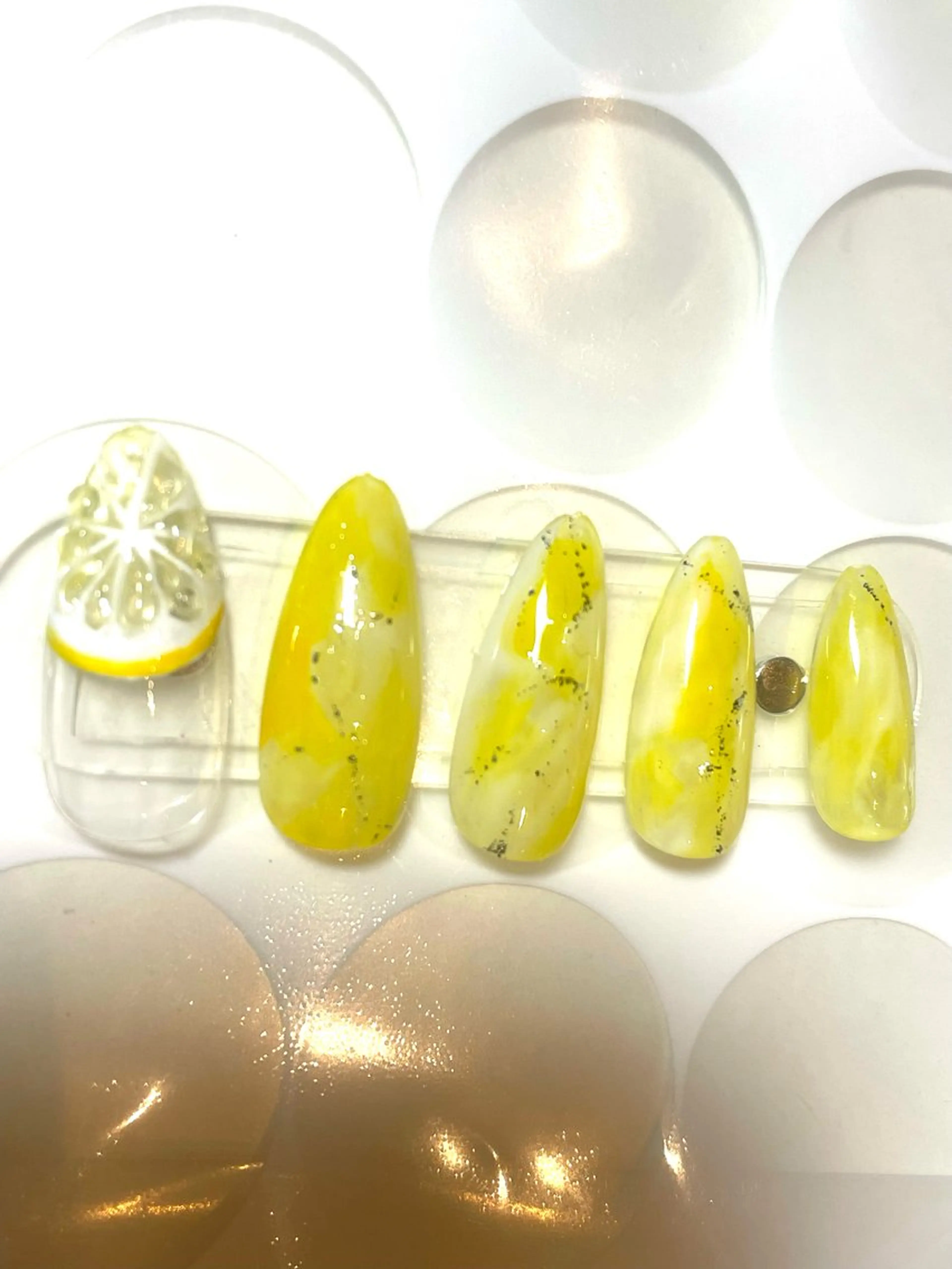 ニュアンスネイルandアート２本　レモンアート２本できます🍋の写真