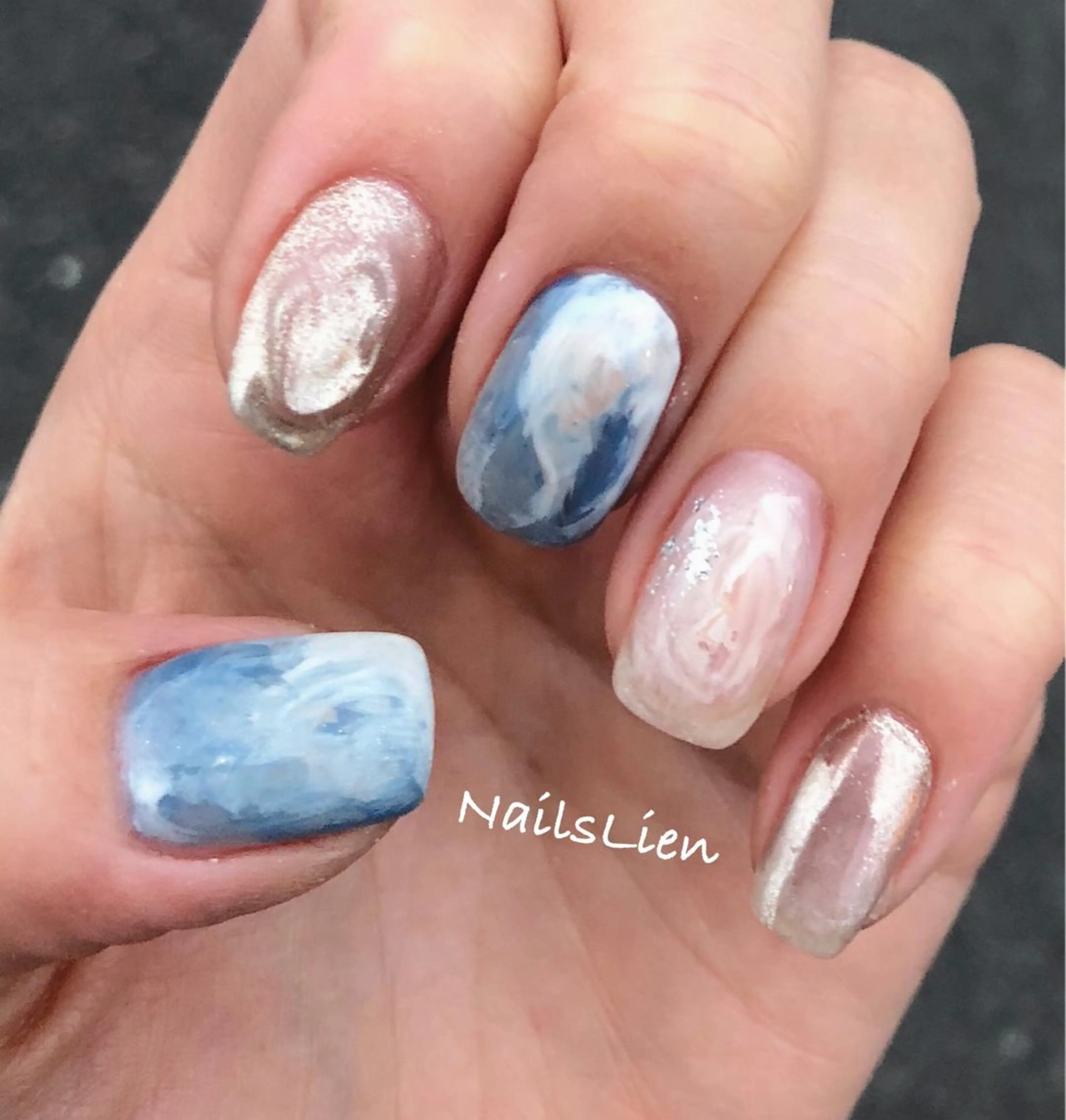 ネイル ミラーネイル ニュアンスネイル 凛 リンのネイルデザイン