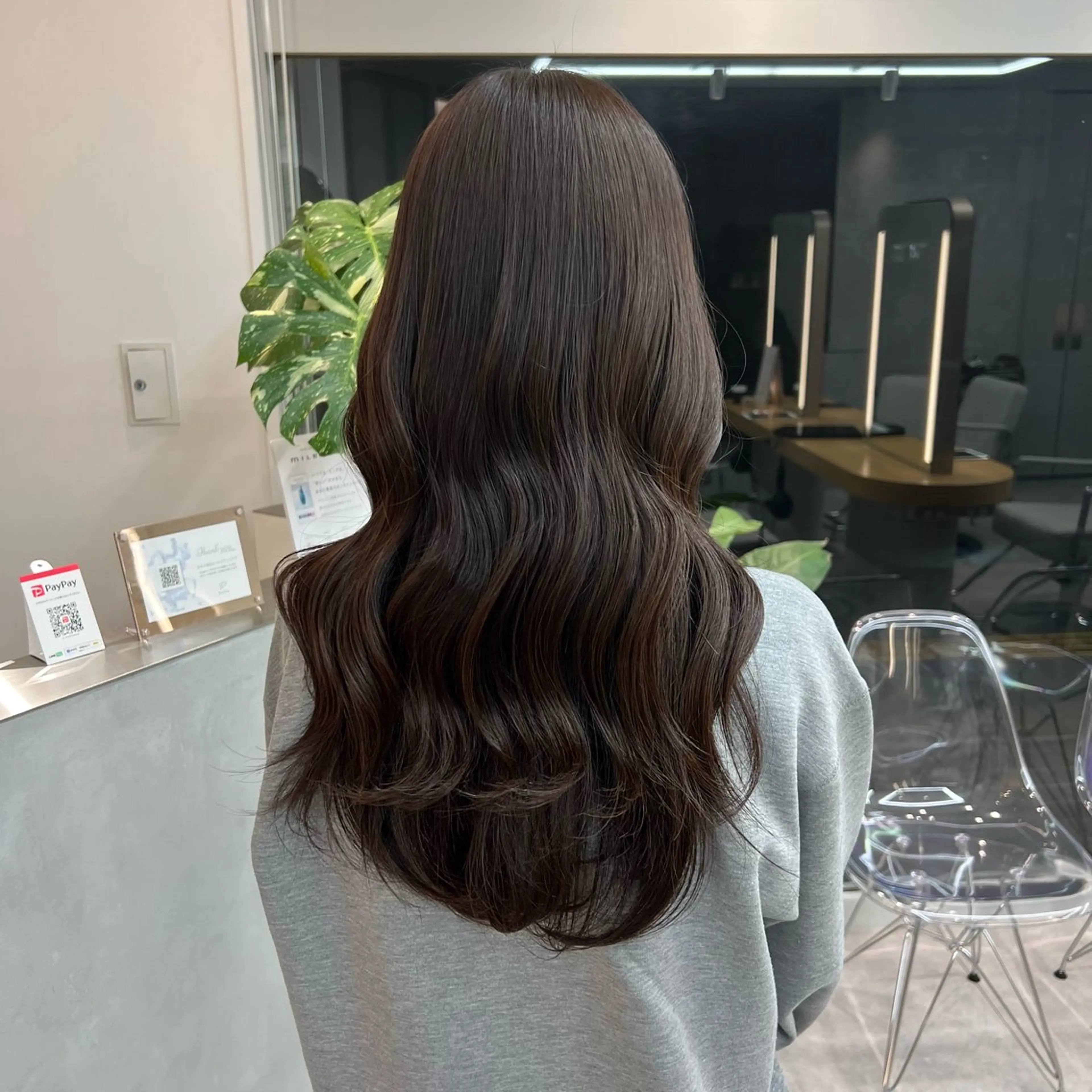 ロング カラー 小森聖奈 韓国風レイヤーカットのヘアスタイル