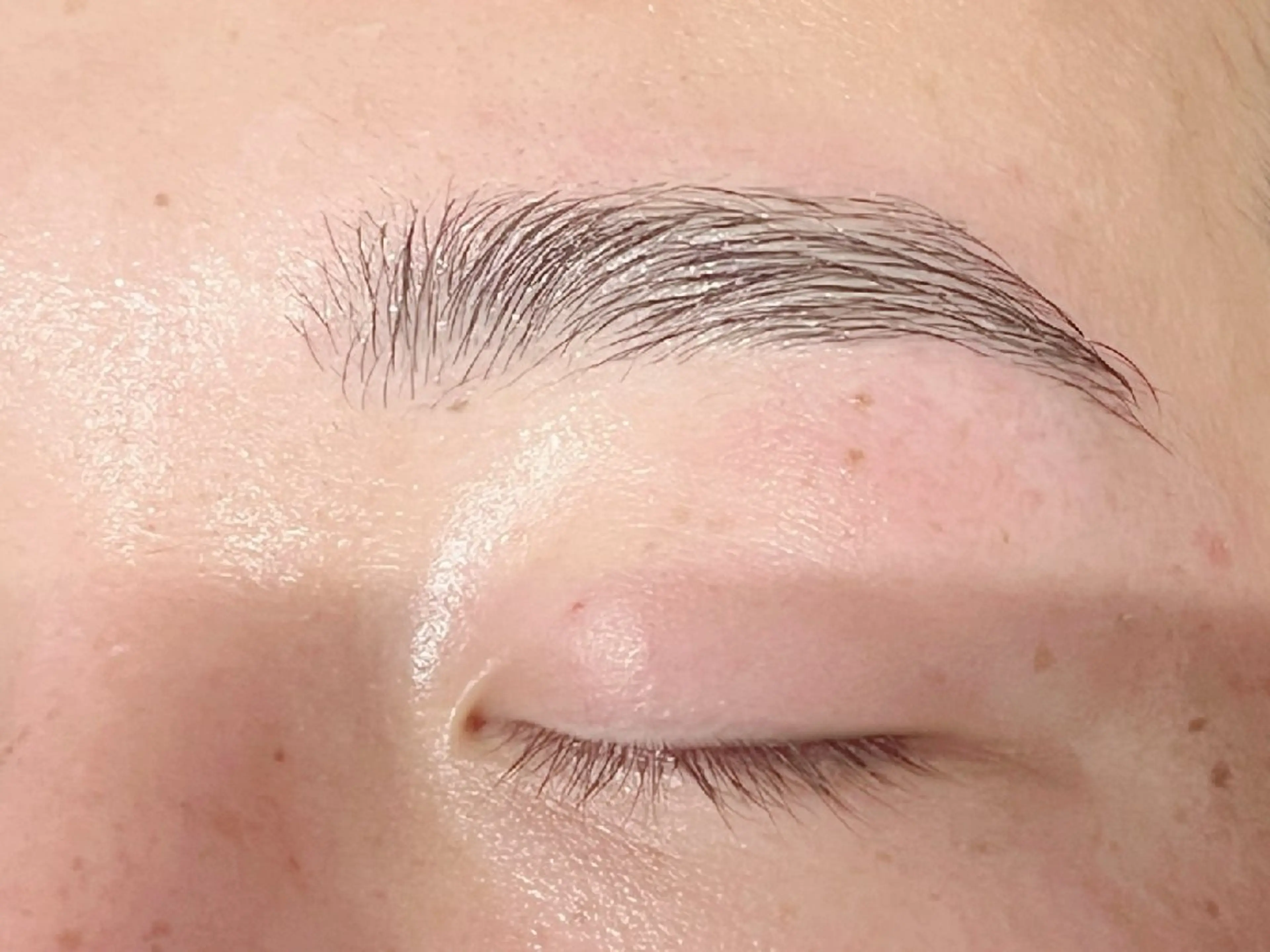 レッスンモデル募集✨《最先端施術》ノンケミカルブロウラミネーション🎊薬剤を使わず眉毛を整えます🙋お肌の負担なし♪の写真