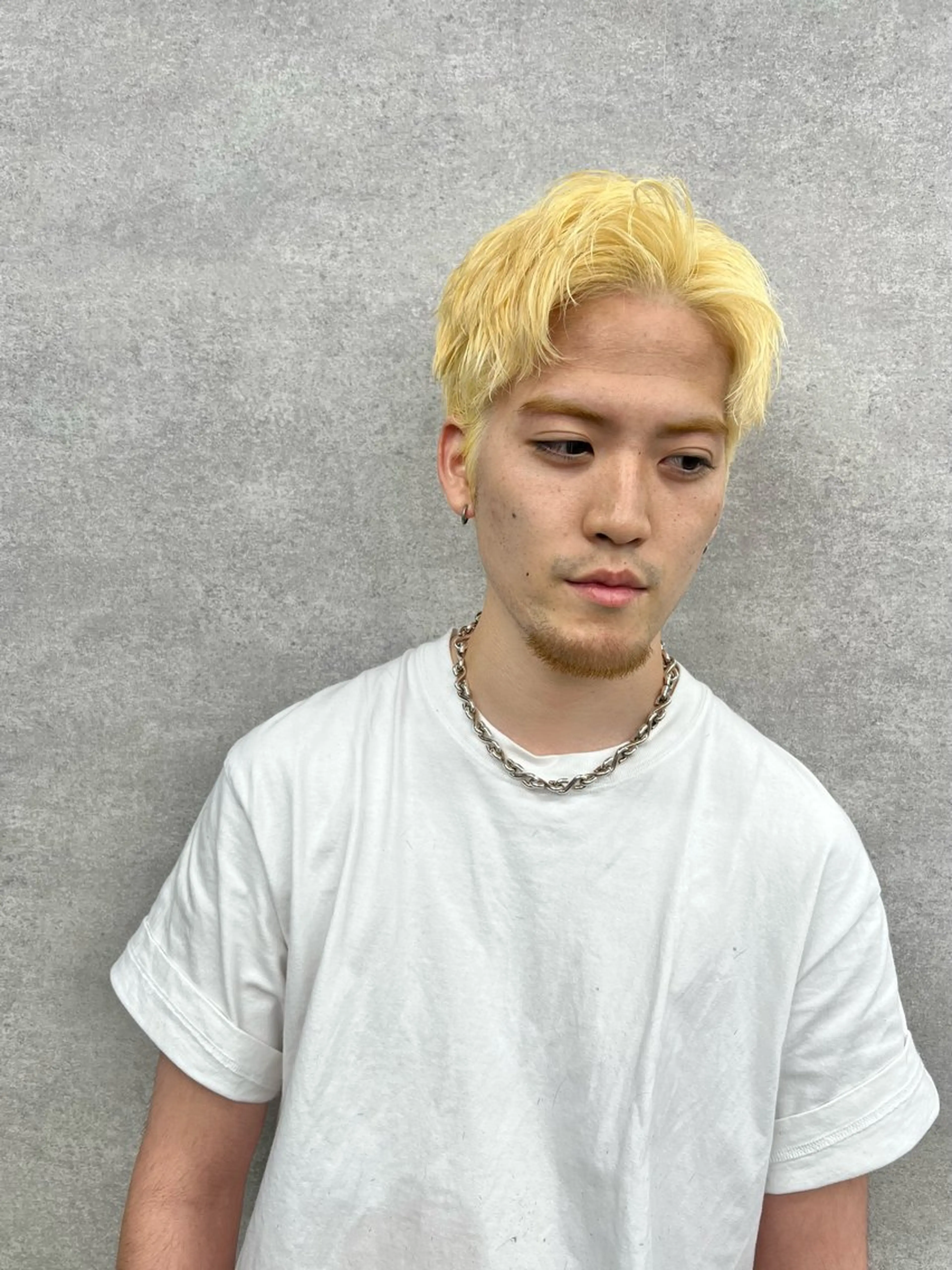 ショート カラー メンズ センターパート ブロンド ヘアカラー 垢抜けハイトーン☀／ 笑顔の美容師／しゅんのヘアスタイル