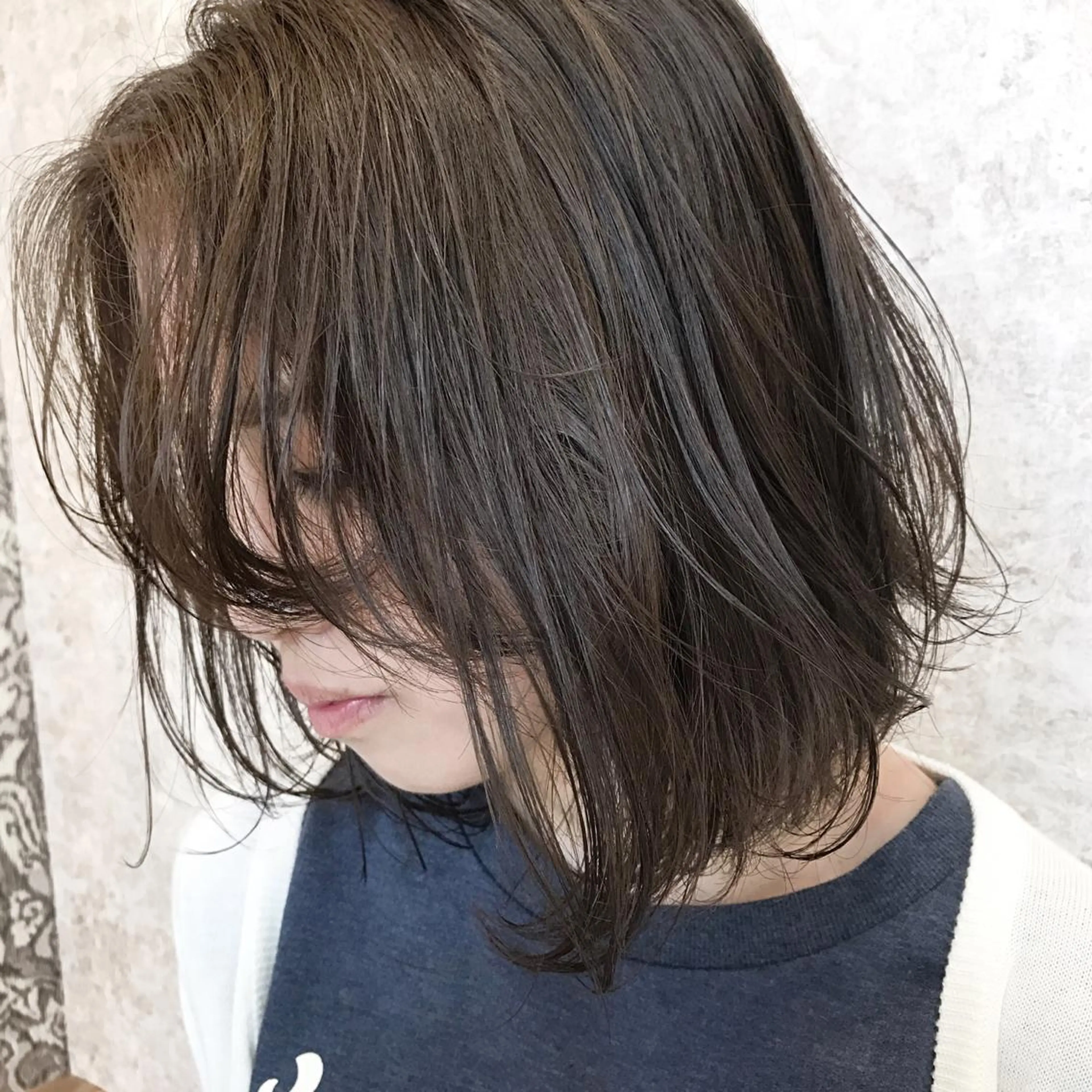 ミディアム カラー ダークグレー ダークグレージュ グレージュ HARUNA🤍 大人ショートヘアのヘアスタイル