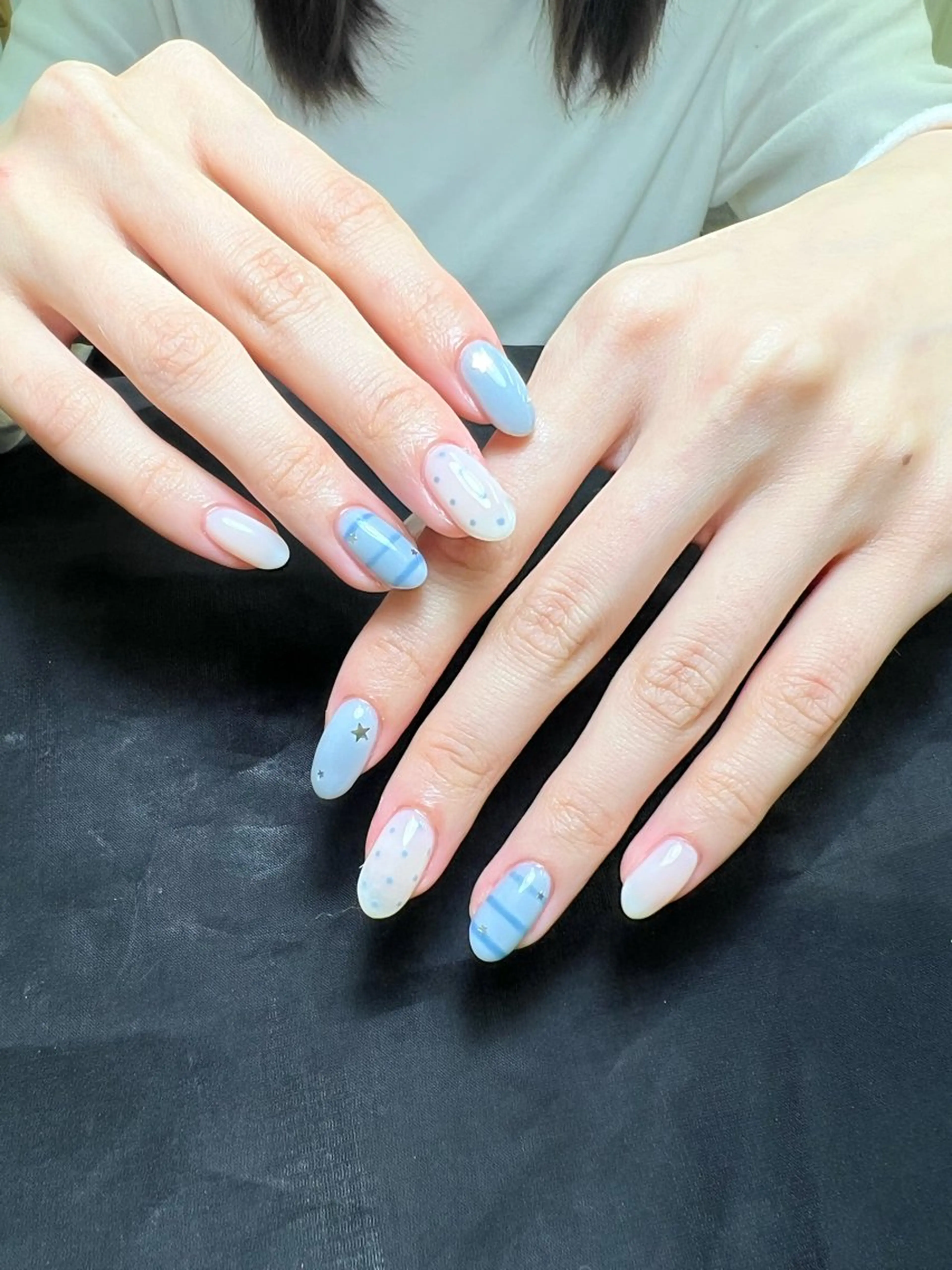 ネイル ブルー ドット ホログラムネイル 春ネイル ハンドネイル 金子 実咲のネイルデザイン