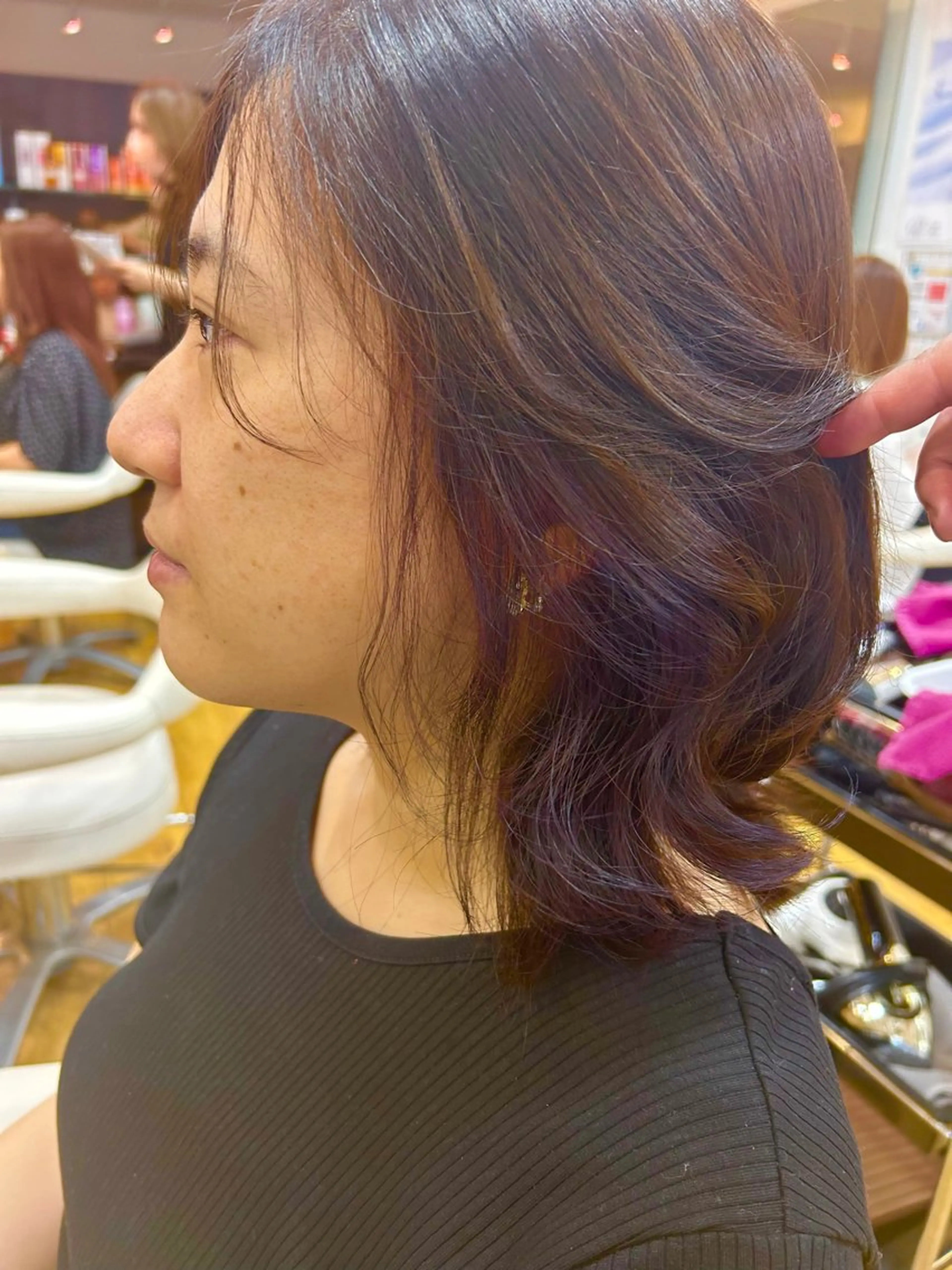 ミディアム カラー 根岸 真奈美のヘアスタイル