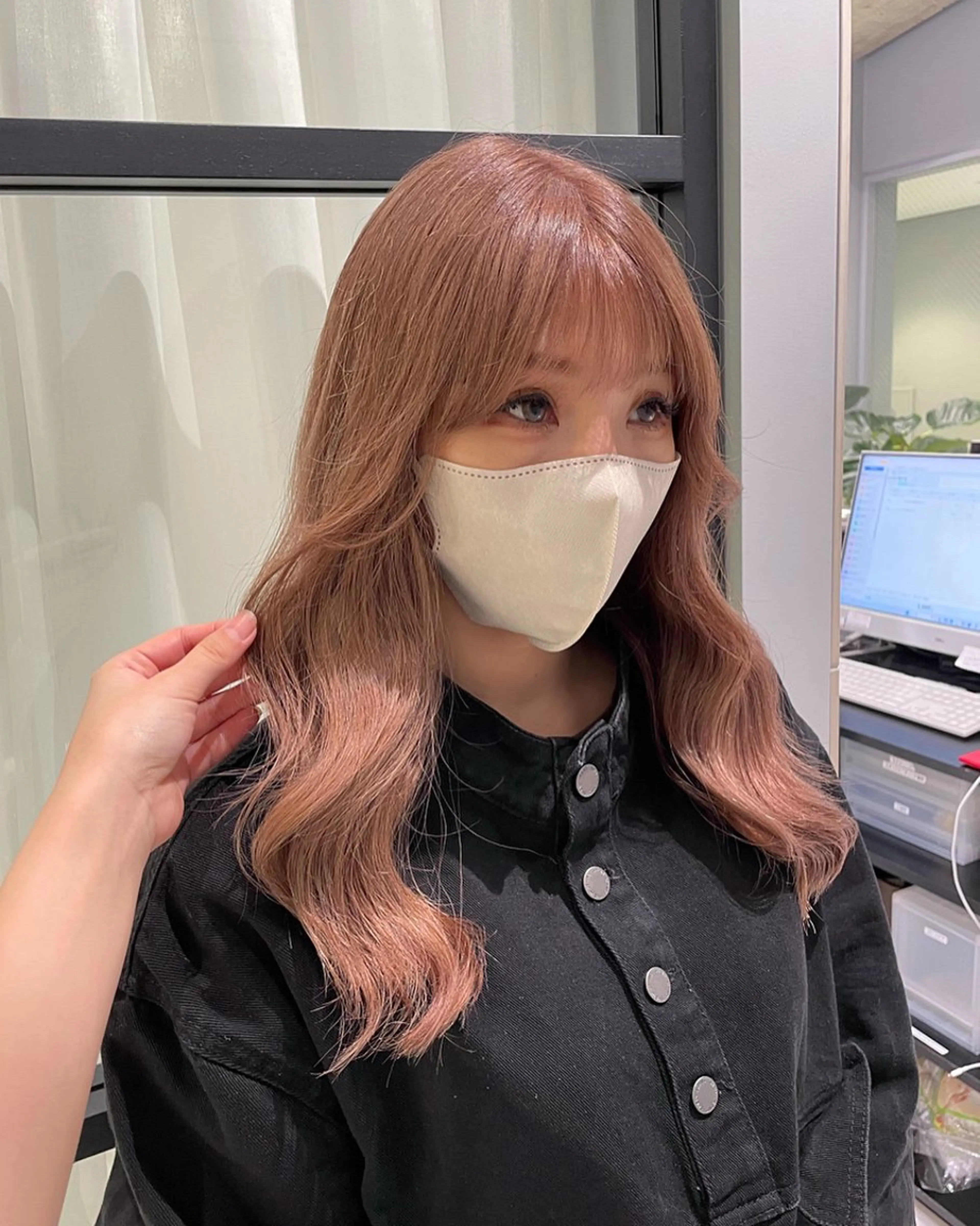 ミディアム カラー ブリーチ カット ヘアカラー トリートメント 菜々🫧新宿 透明感ケアブリーチのヘアスタイル