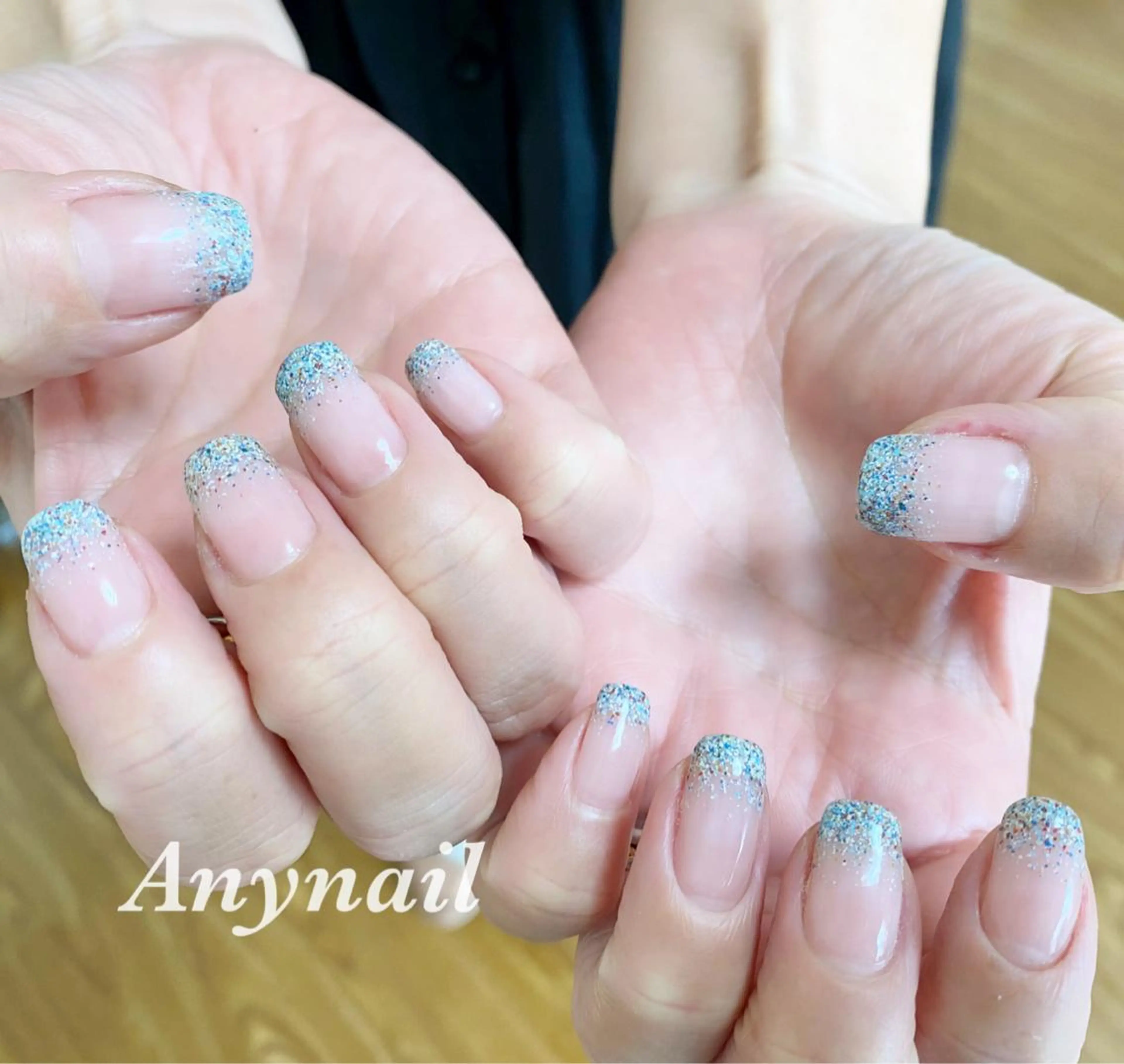 ネイル ブルー グラデーション ラメ(グリッター) ラメグラデーション スクエアネイル ハンドネイル 岩澤 恵子のネイルデザイン