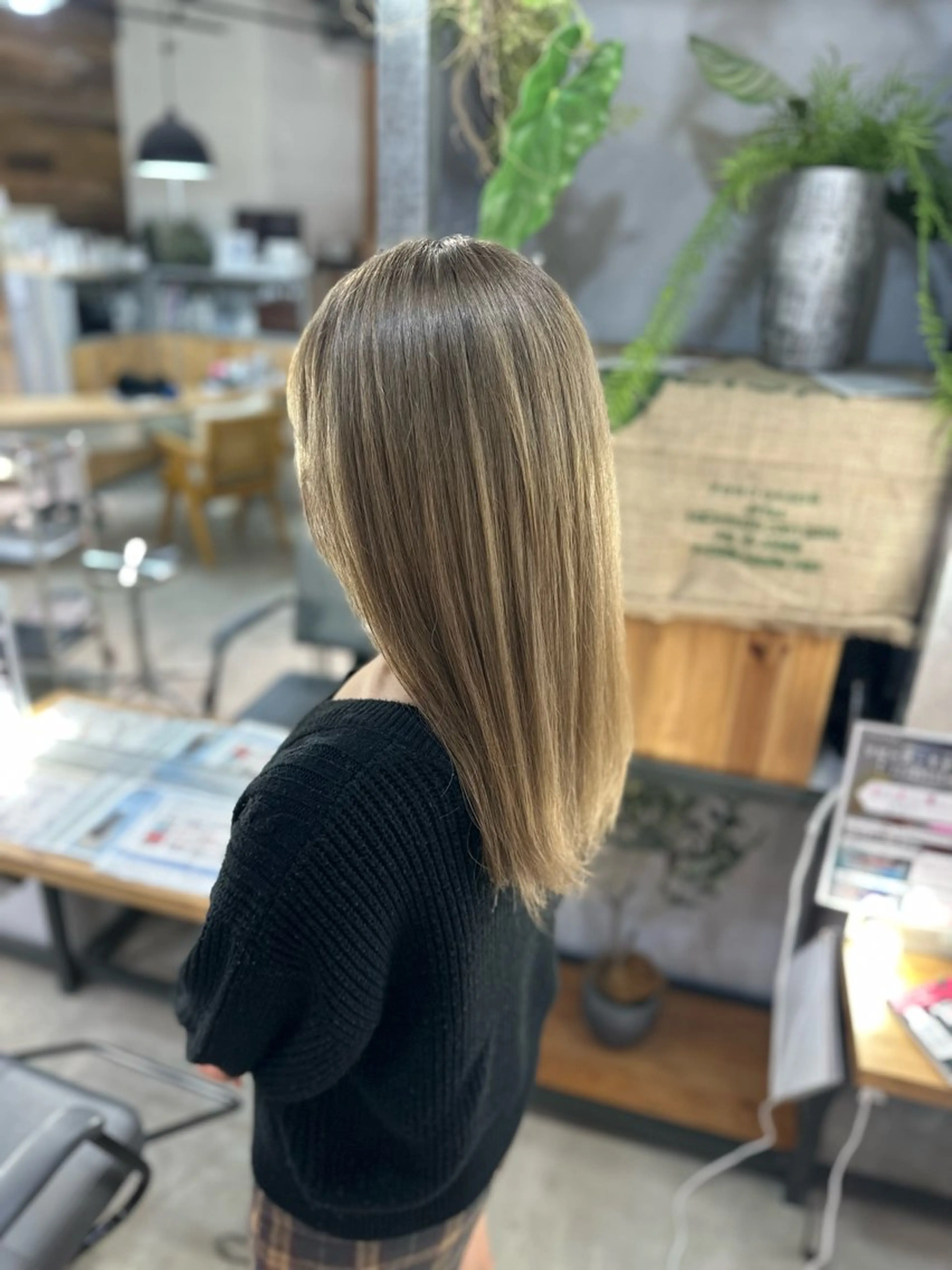 ロング カラー ベージュカラー ブリーチ ミルクティーベージュ 溜 一太のヘアスタイル