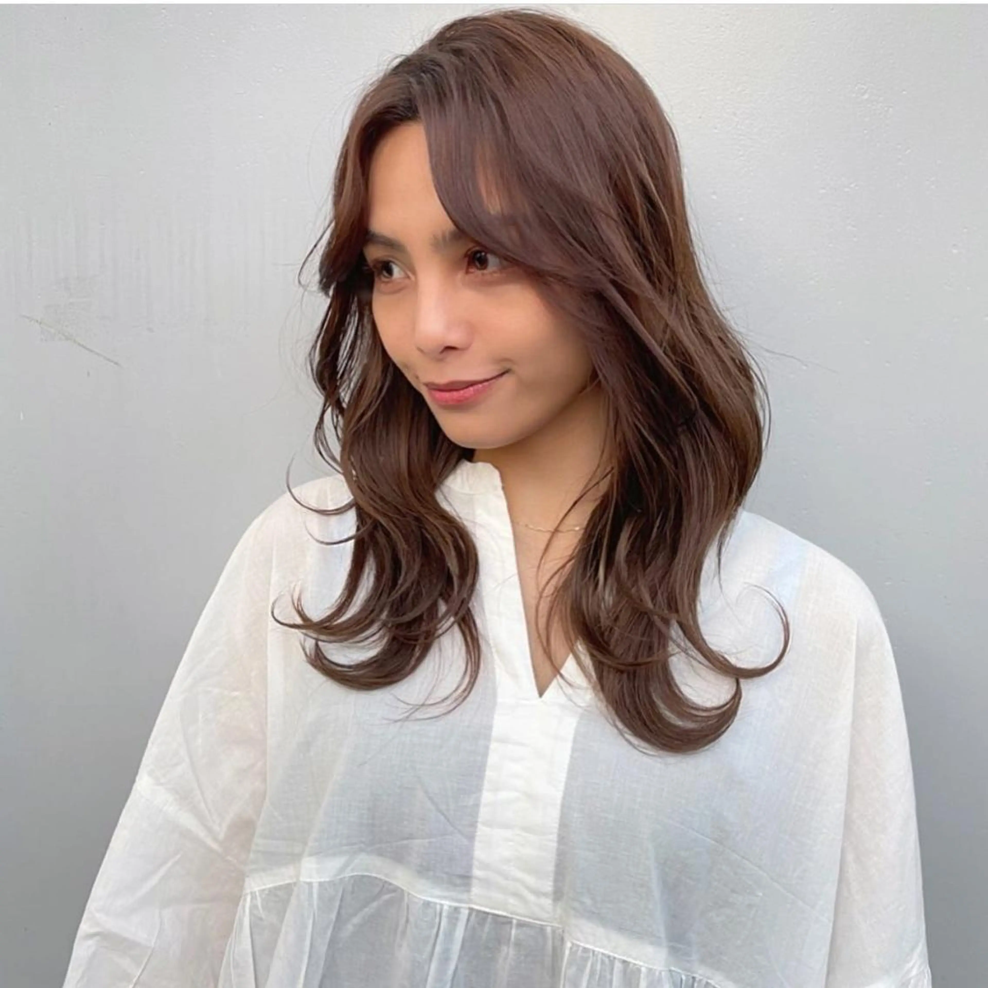 ミディアム カラー ヘアアレンジ ミディアムパーマ ベージュカラー 透明感カラー ハイライトカラー ミルクティーベージュ 韓国/髪質改善💘 櫻井かれんのヘアスタイル