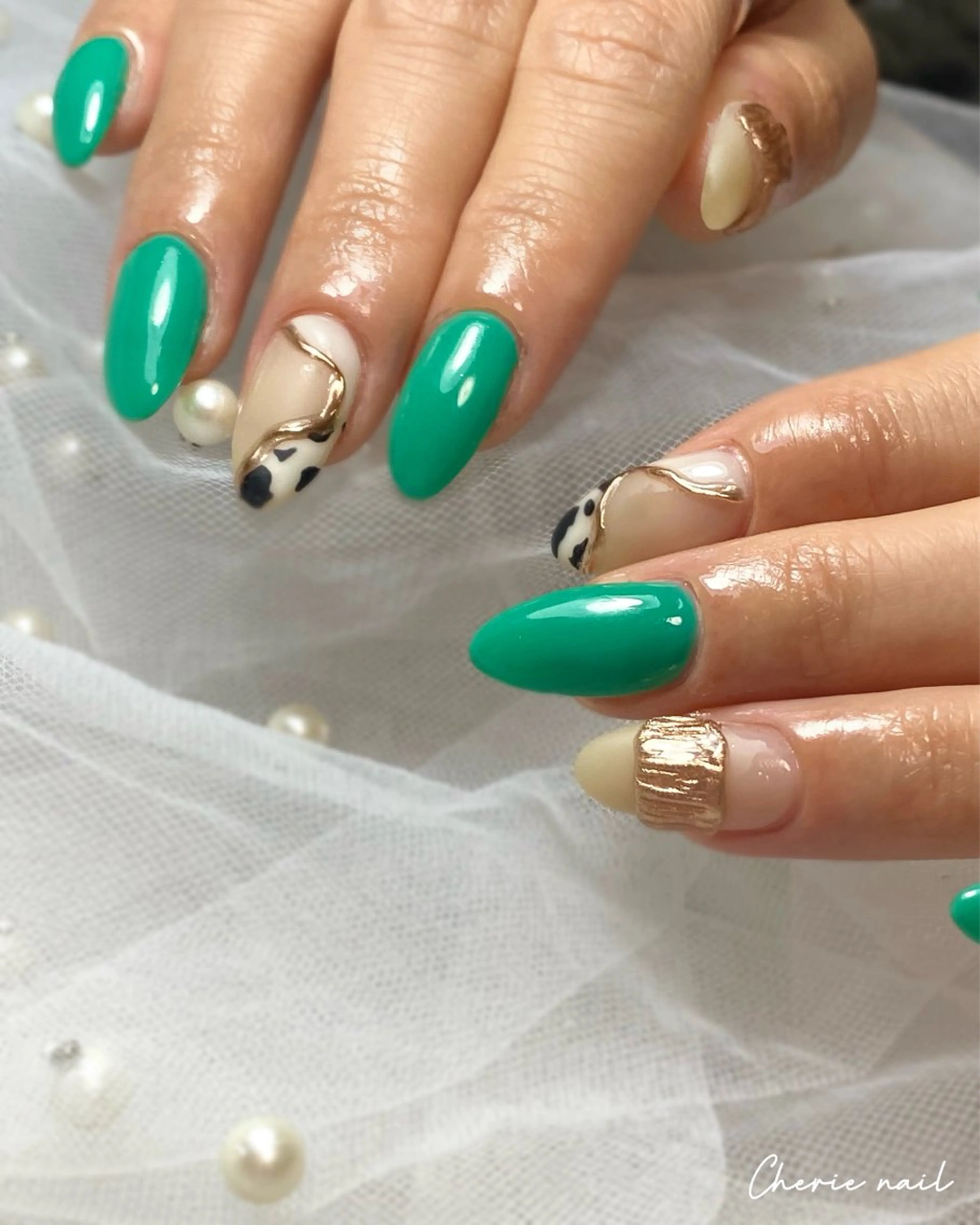 ネイル ジェルネイル グリーン ミラーネイル ニュアンスネイル 春ネイル ハンドネイル Cherienail yunaのネイルデザイン