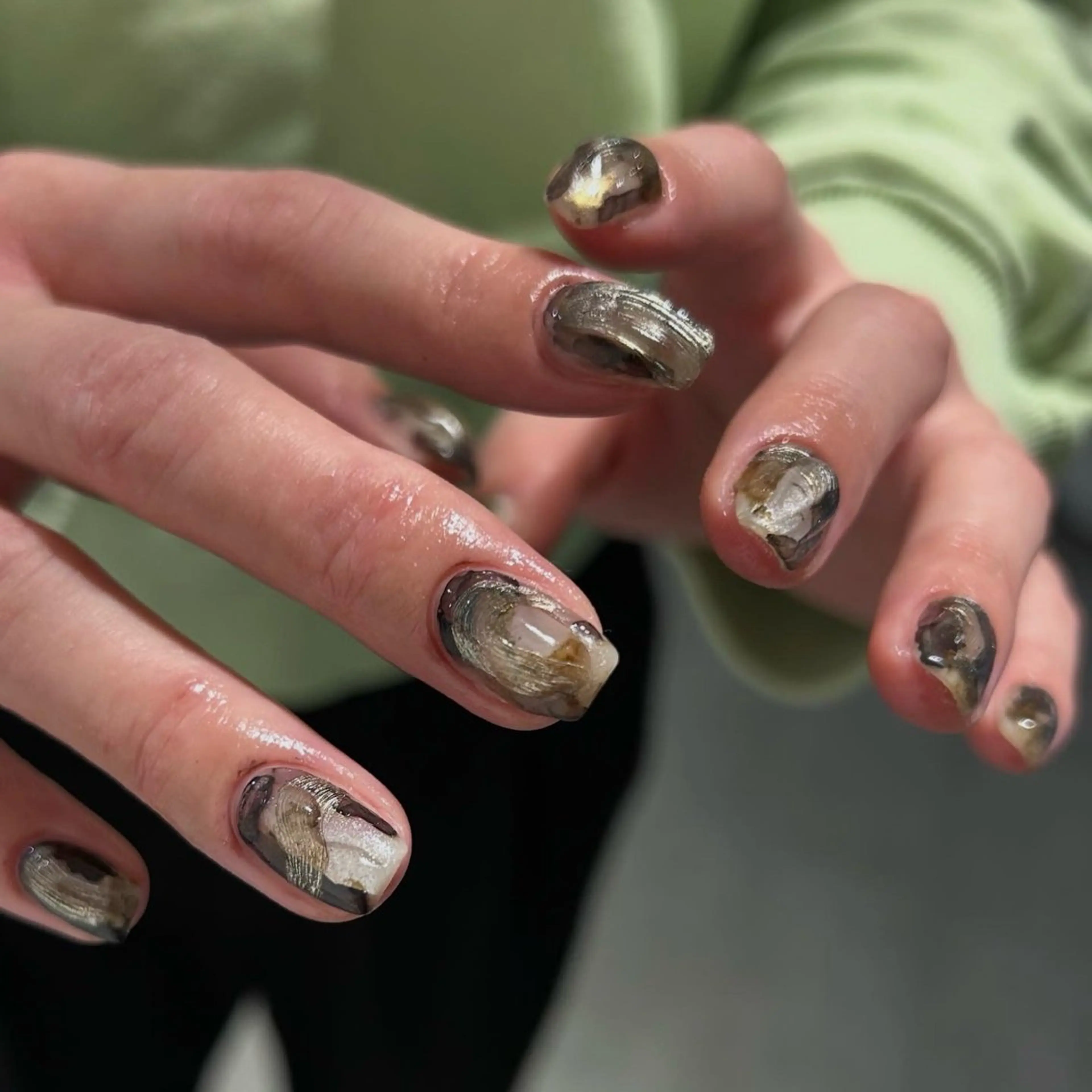 ネイル ブラウン カジュアル 成人式 ゴールド ニュアンスネイル ハンドネイル ハンドケア lyly.nail所属・lylynail YUUKAのネイルデザイン