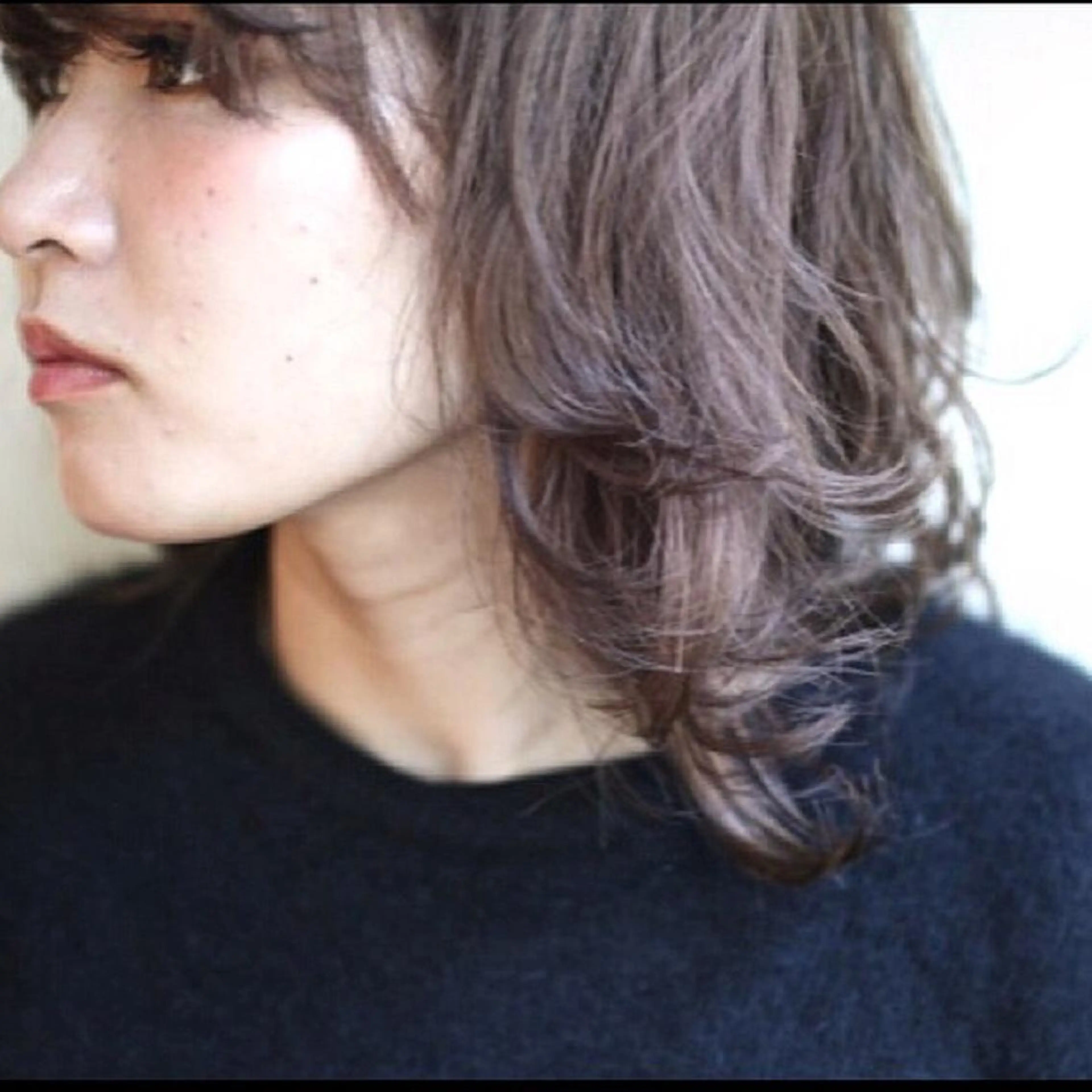 ミディアム カラー アッシュ ブリーチ ダークグレー グラデーションカラー パープルカラー ケア剤オタク×海外 ヘア長谷川裕起のヘアスタイル