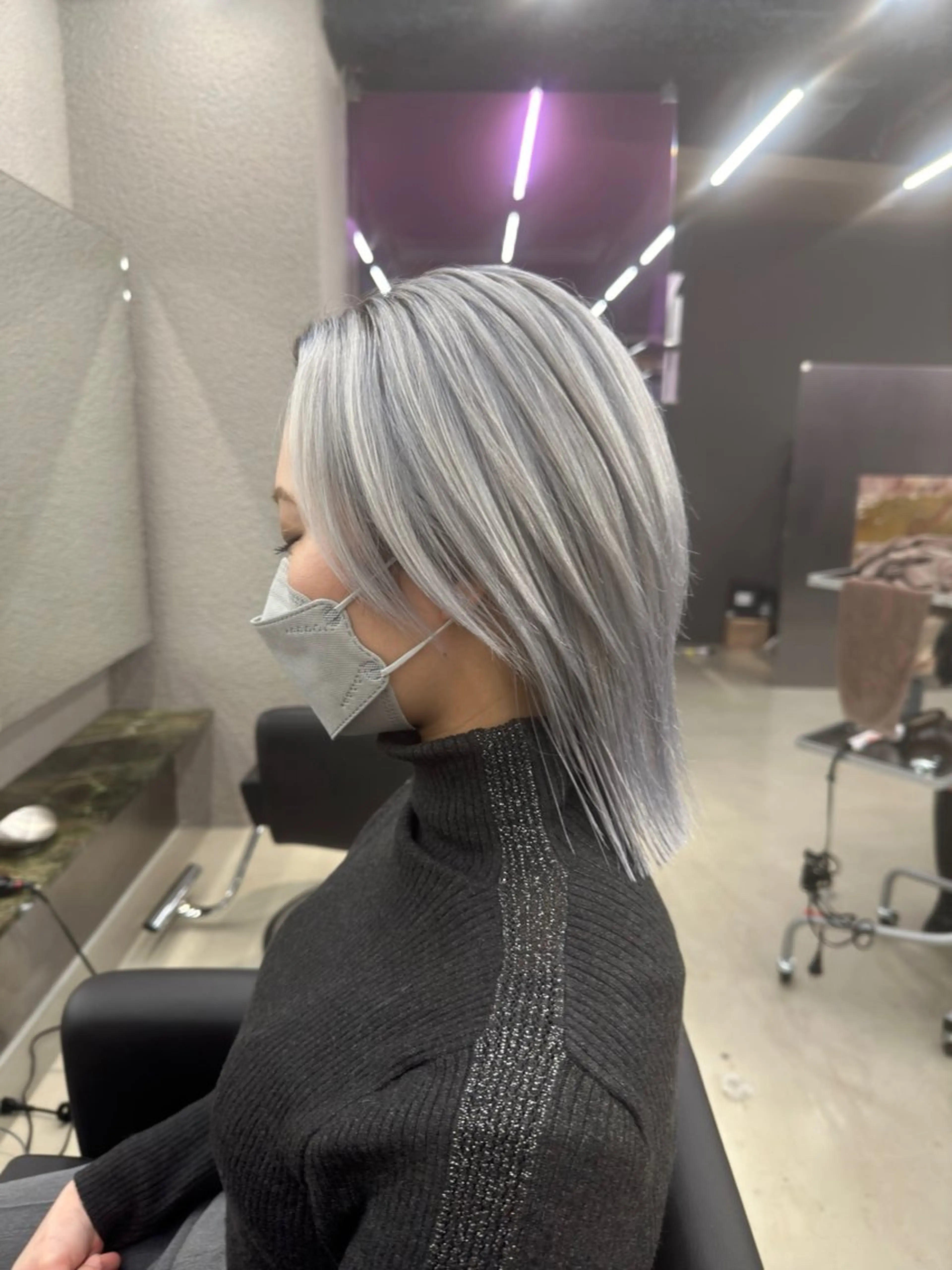 ミディアム カラー シルバー ホワイトシルバー ヘアカラー トリートメント 鈴木/ミルクティー/ ブリーチ/ボブ/のヘアスタイル