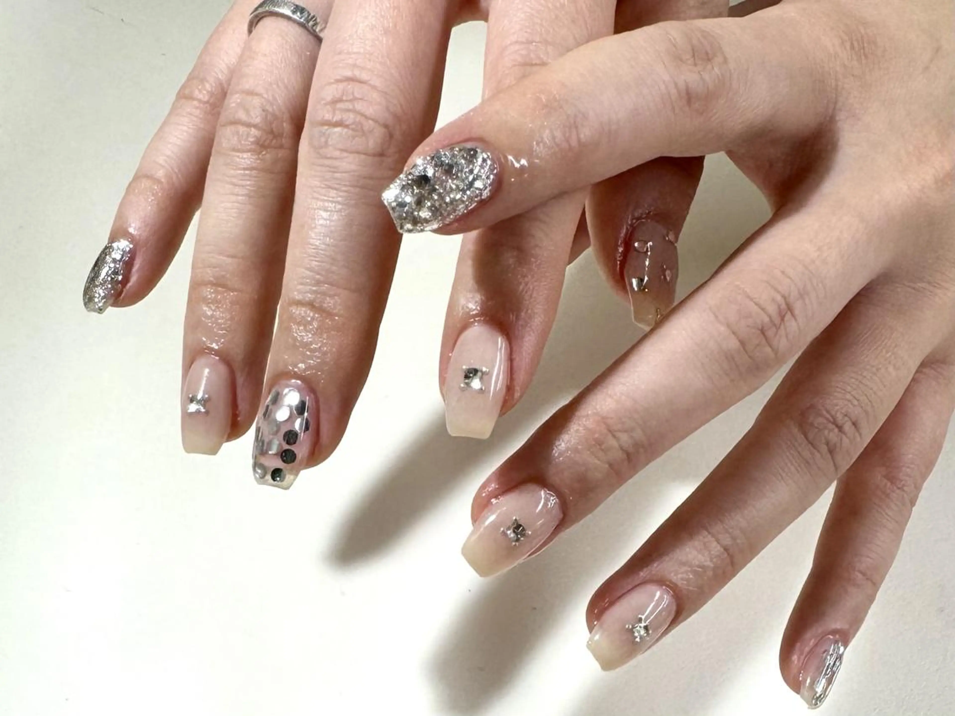 ネイル ジェルネイル 韓国ネイル ニュアンスネイル シルバー ワンホンネイル nailstudio eviz新宿店のネイルデザイン