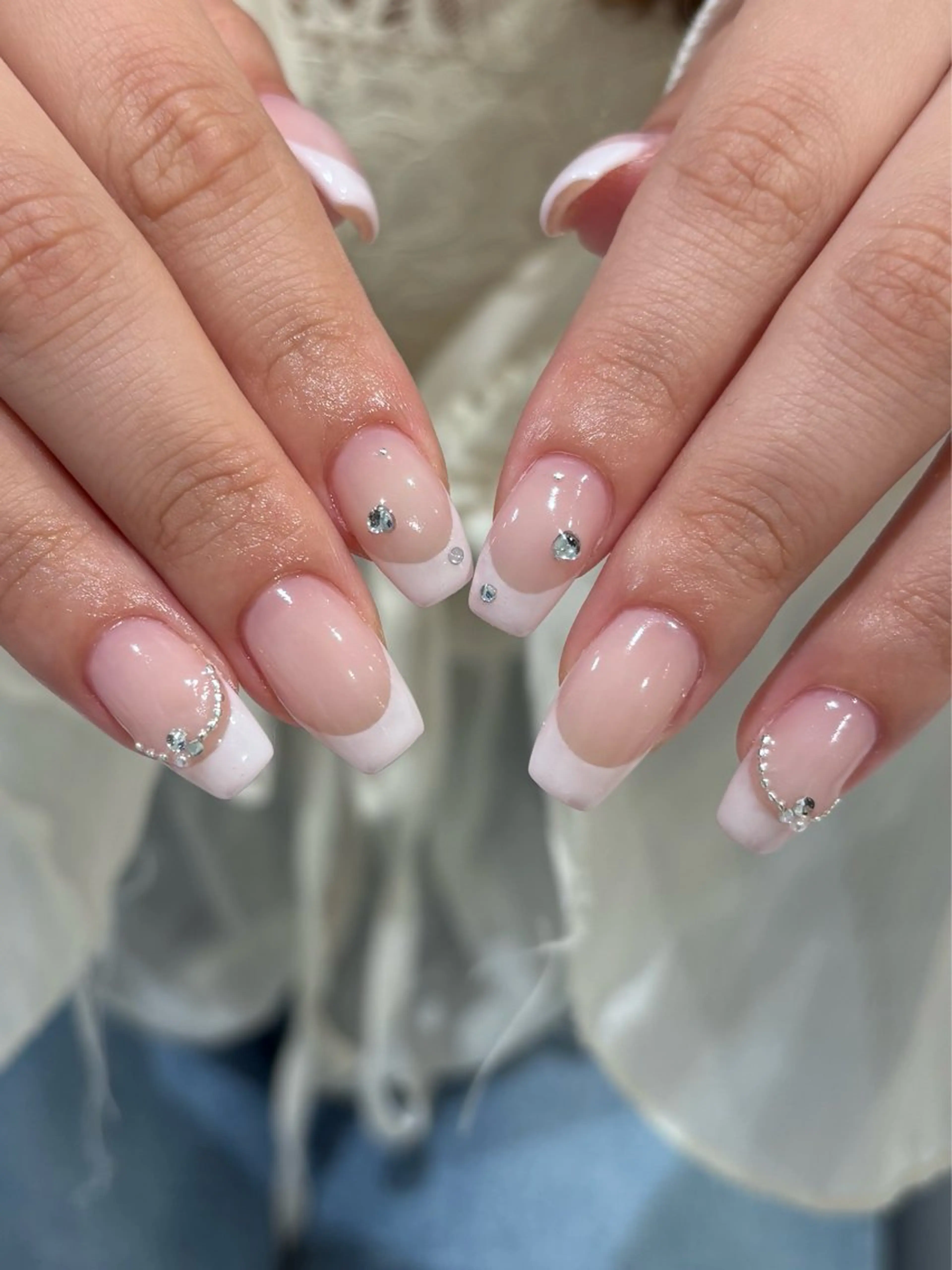 ネイル アートネイル フレンチネイル 韓国ネイル ピンク ストーンネイル ハンドネイル nailsalon yoonseul所属・nailist mayu 💅🏻のネイルデザイン