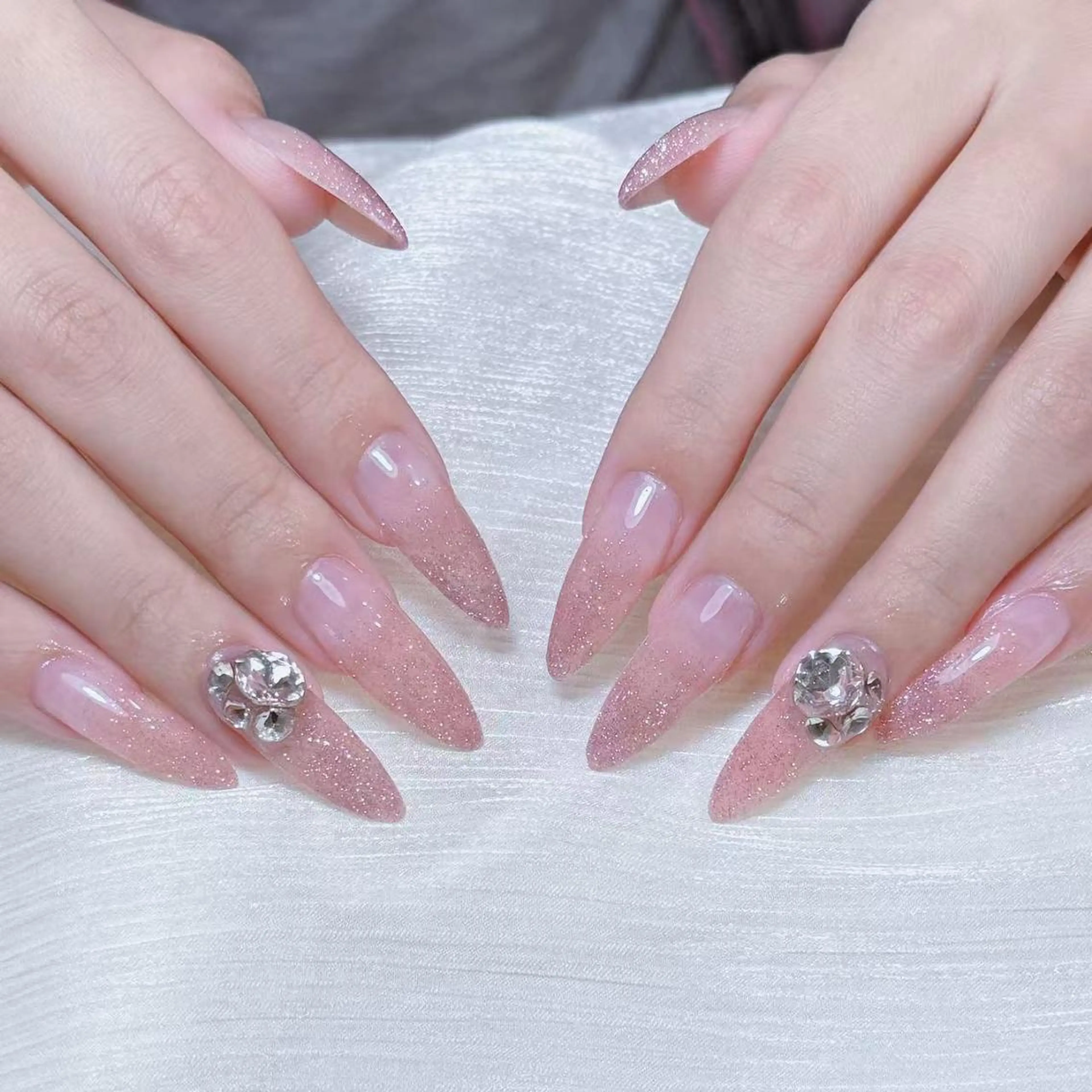 ネイル アートネイル オーロラネイル ガーリー キラキラネイル 韓国ネイル ハンドネイル ハンドケア RINA_ Monster🎨のネイルデザイン