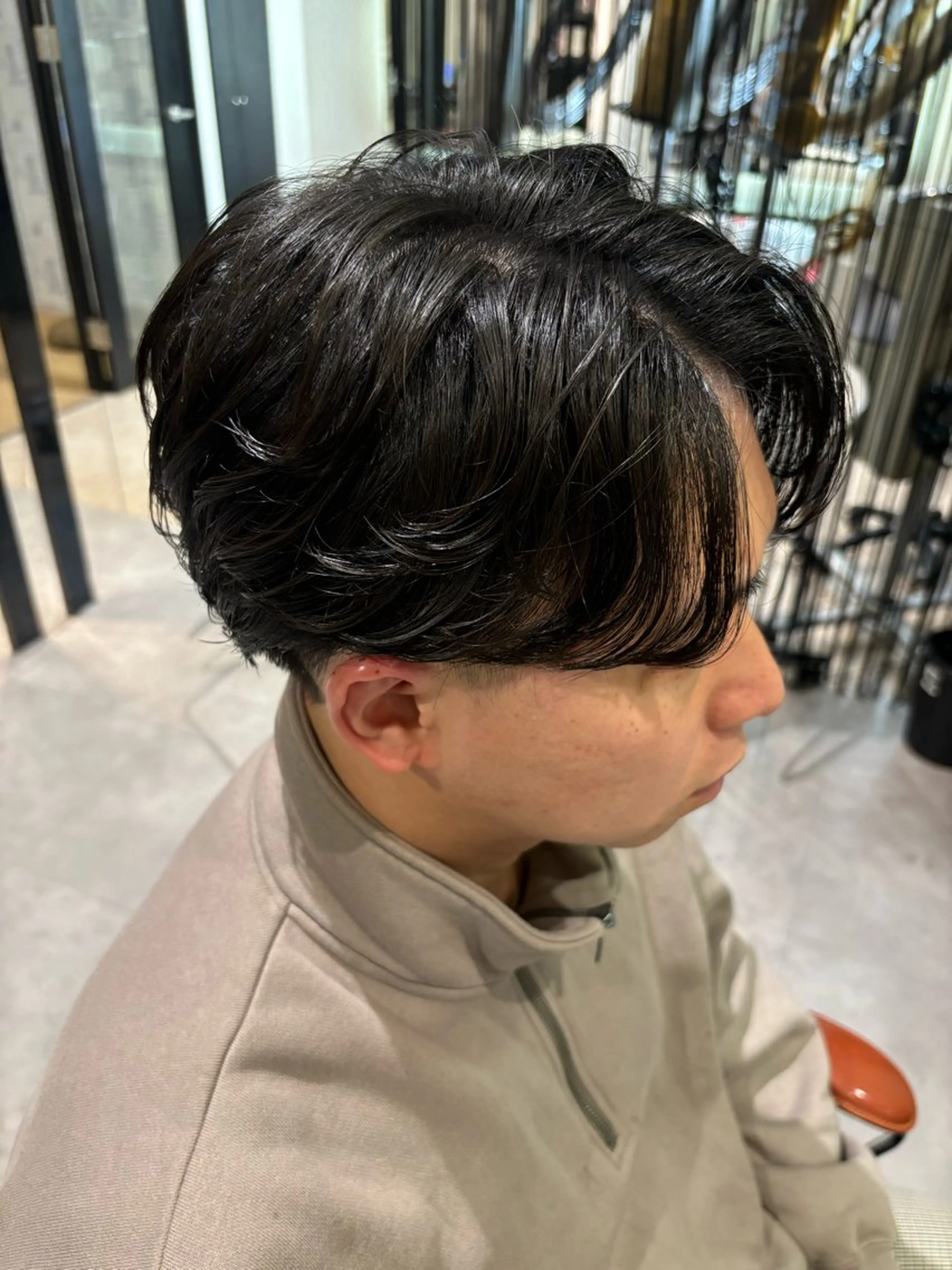 ミディアム パーマ メンズ ミディアムパーマ フェザーパーマ メンズパーマ メンズ特化／韓国風 /江戸谷大晴のヘアスタイル