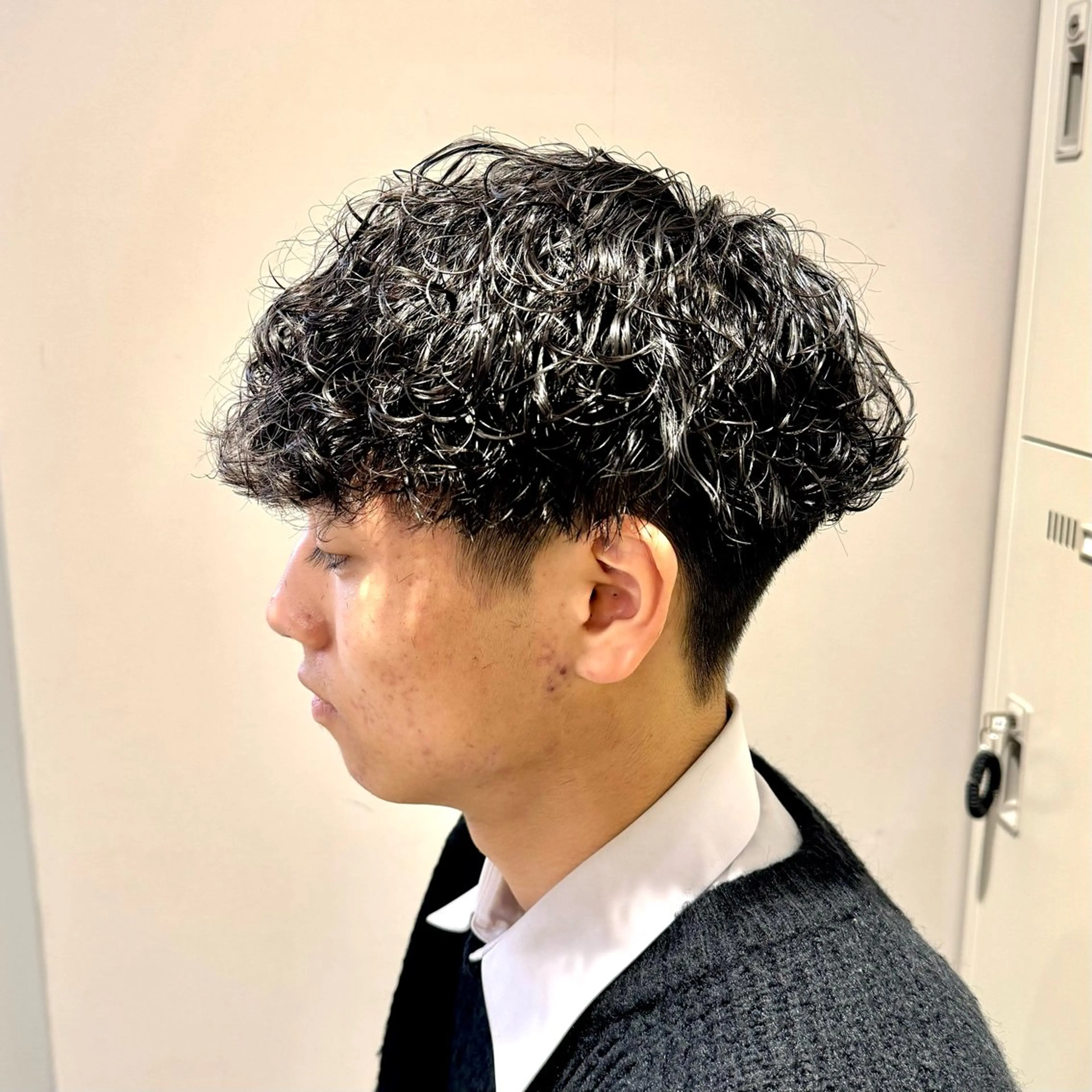 ミディアム パーマ ヘアアレンジ メンズ ミディアムパーマ メンズパーマ 波巻きパーマ 顔まわりカット の達人のヘアスタイル