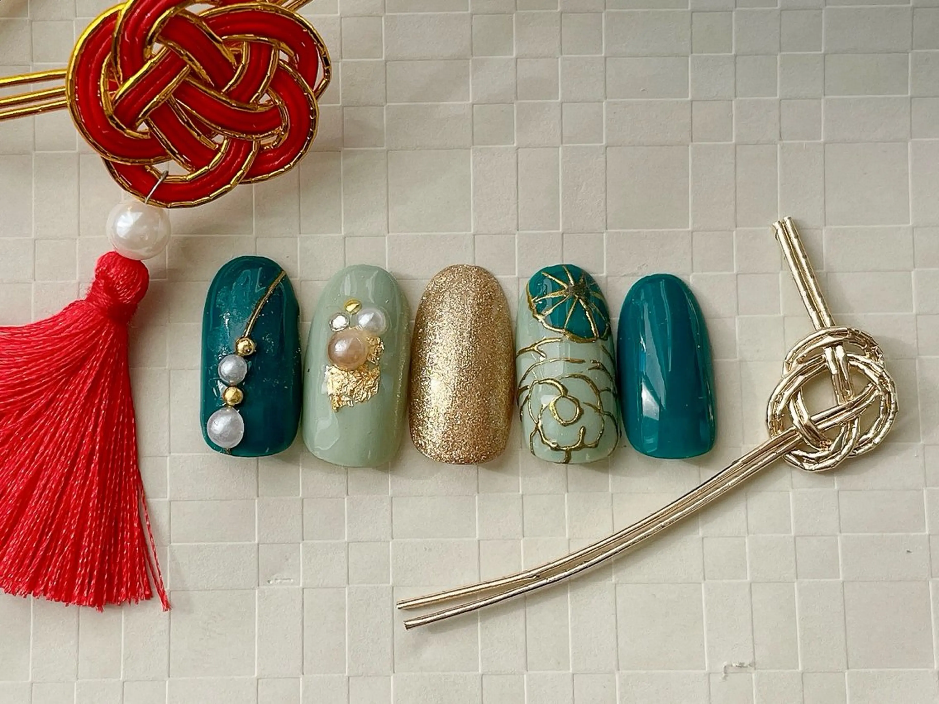 ネイル 成人式 ジェルネイル パラジェル ストーンネイル 冬ネイル kiki nail &brow二子玉川の眉毛・アイブロウイメージ