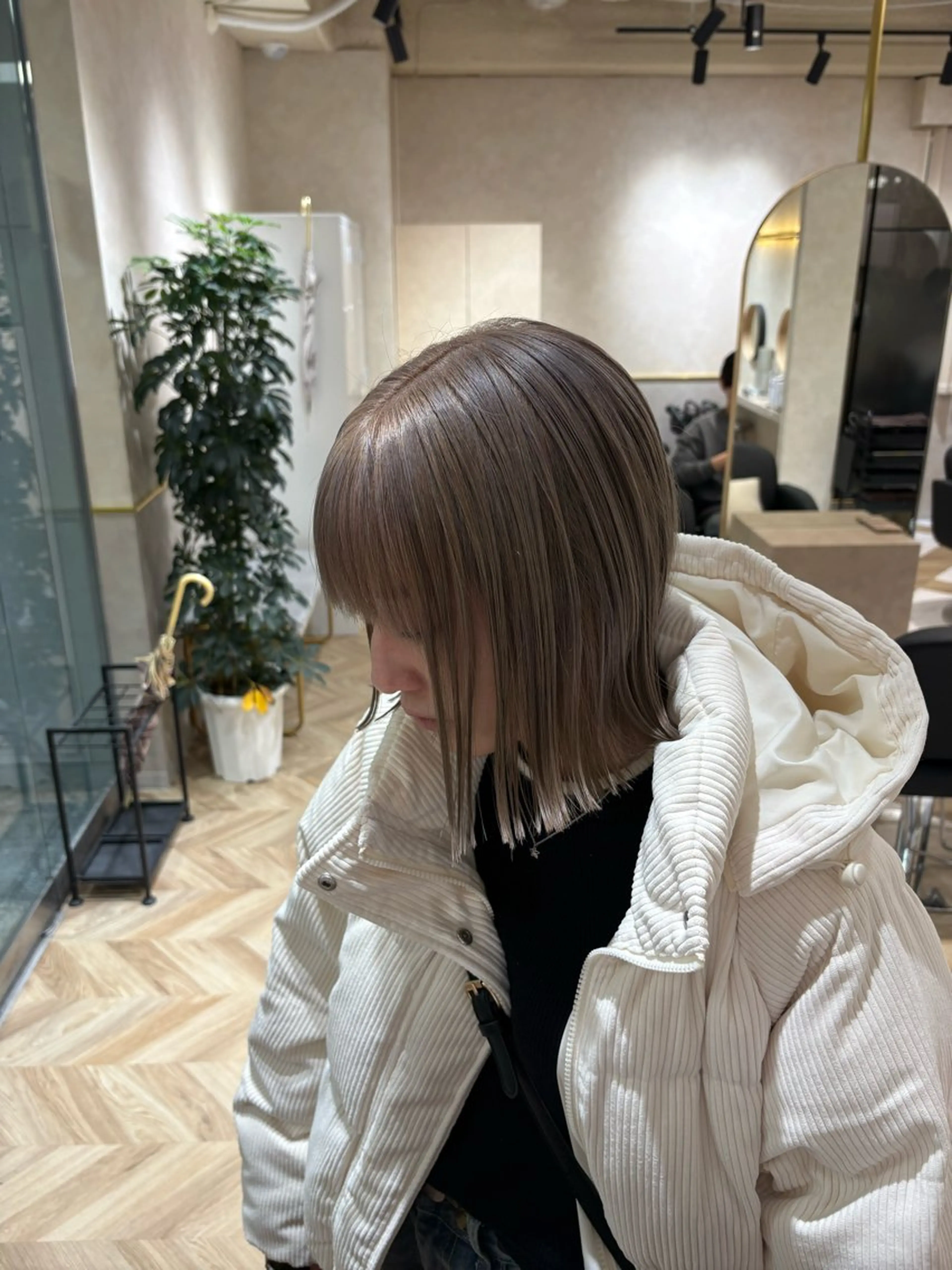 ショート ヘアカラー 🩶ハイトーン🖤 URARAのヘアスタイル