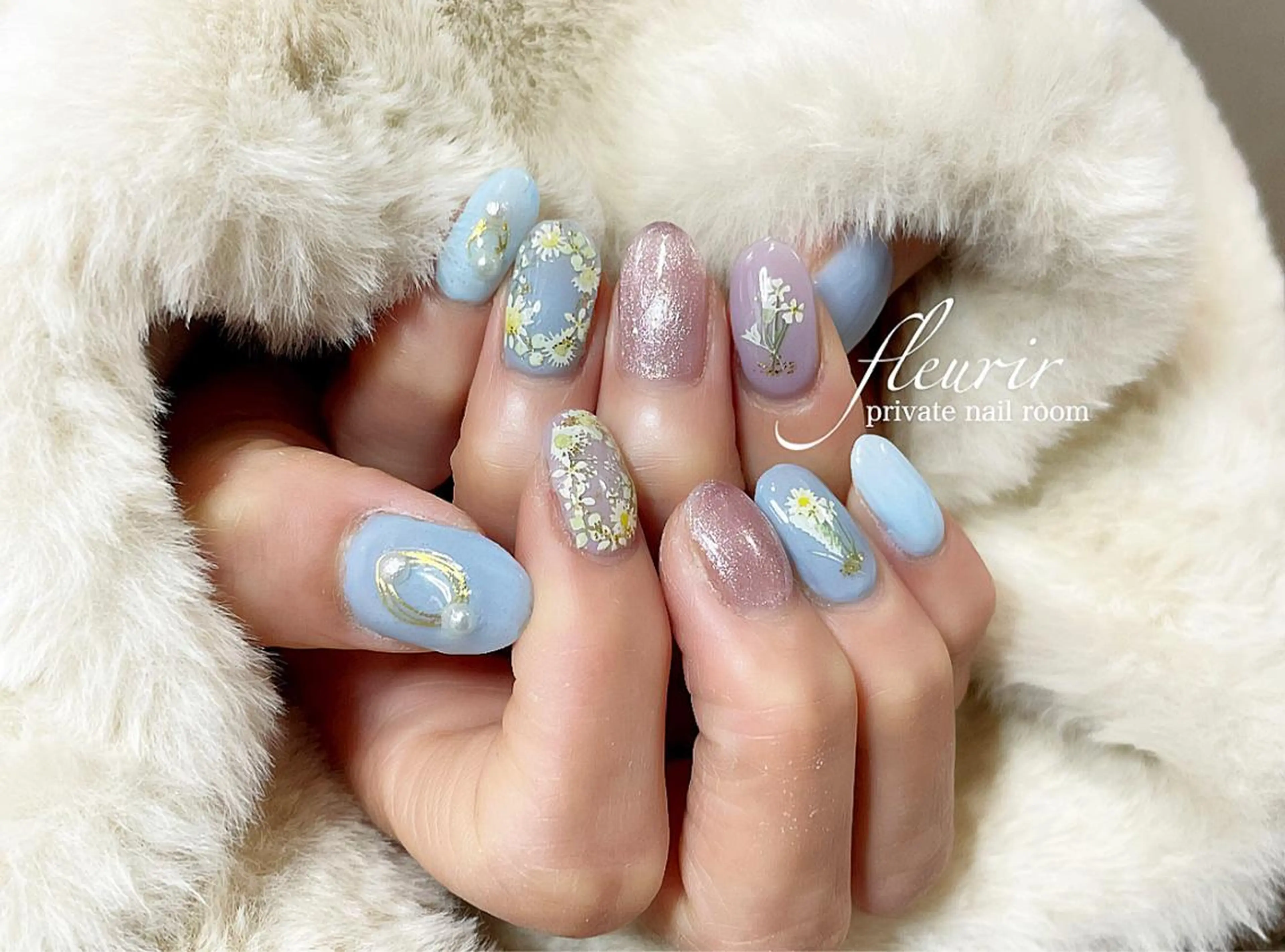 ネイル フラワーネイル ゴールド ラメ(グリッター) 水色 春ネイル フルリール 【プライベートサロンのネイルデザイン