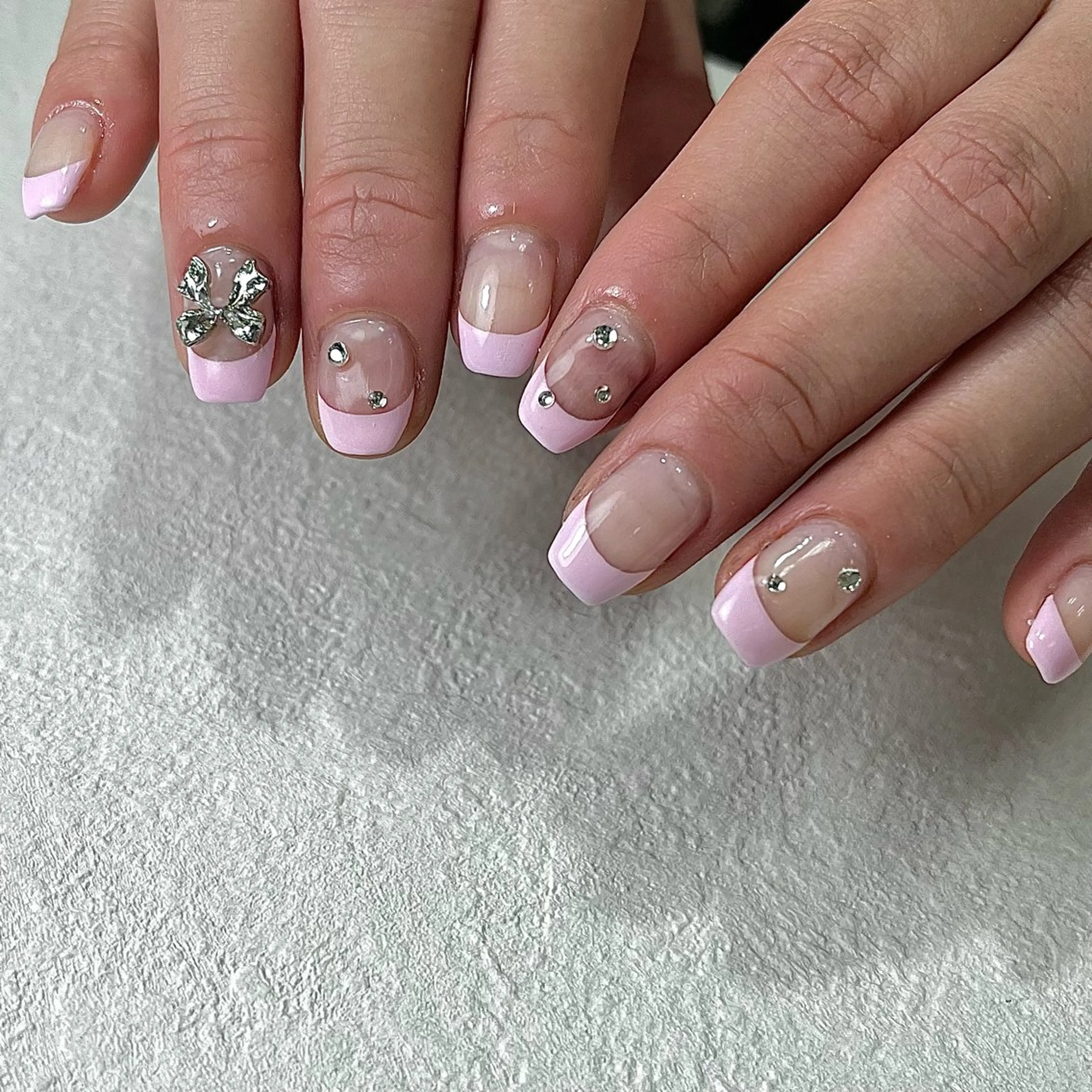 ネイル フレンチネイル ガーリー キラキラネイル ピンク リボン ハンドネイル para ☀︎ sol by BECK所属・Para Sol nail　Maoのネイルデザイン