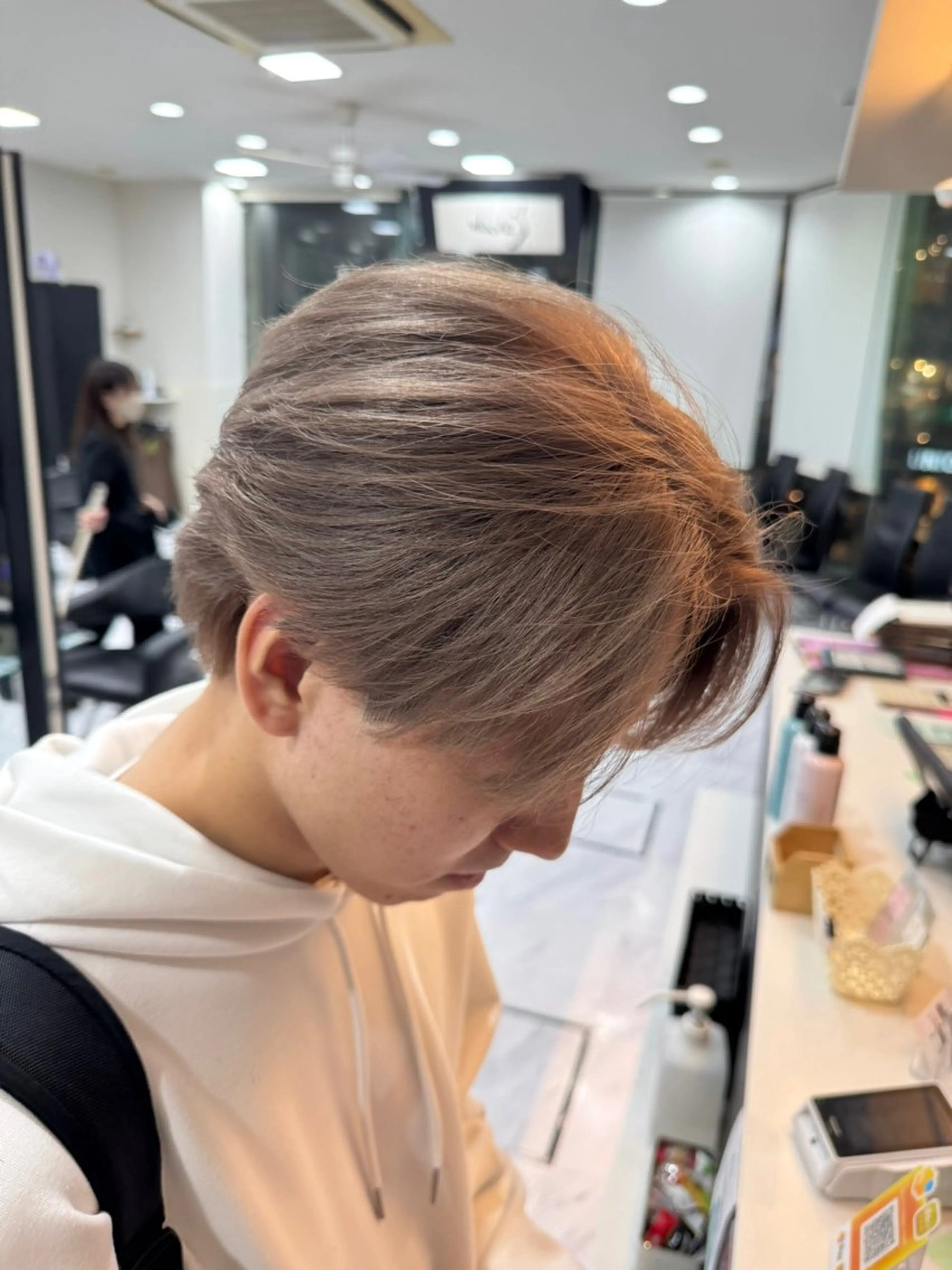 ショート カラー メンズ メンズブリーチ センターパート メンズハイライト メンズハイトーン メンズインナーカラー ヘアカラー トリートメント 目黒 碧人のヘアスタイル