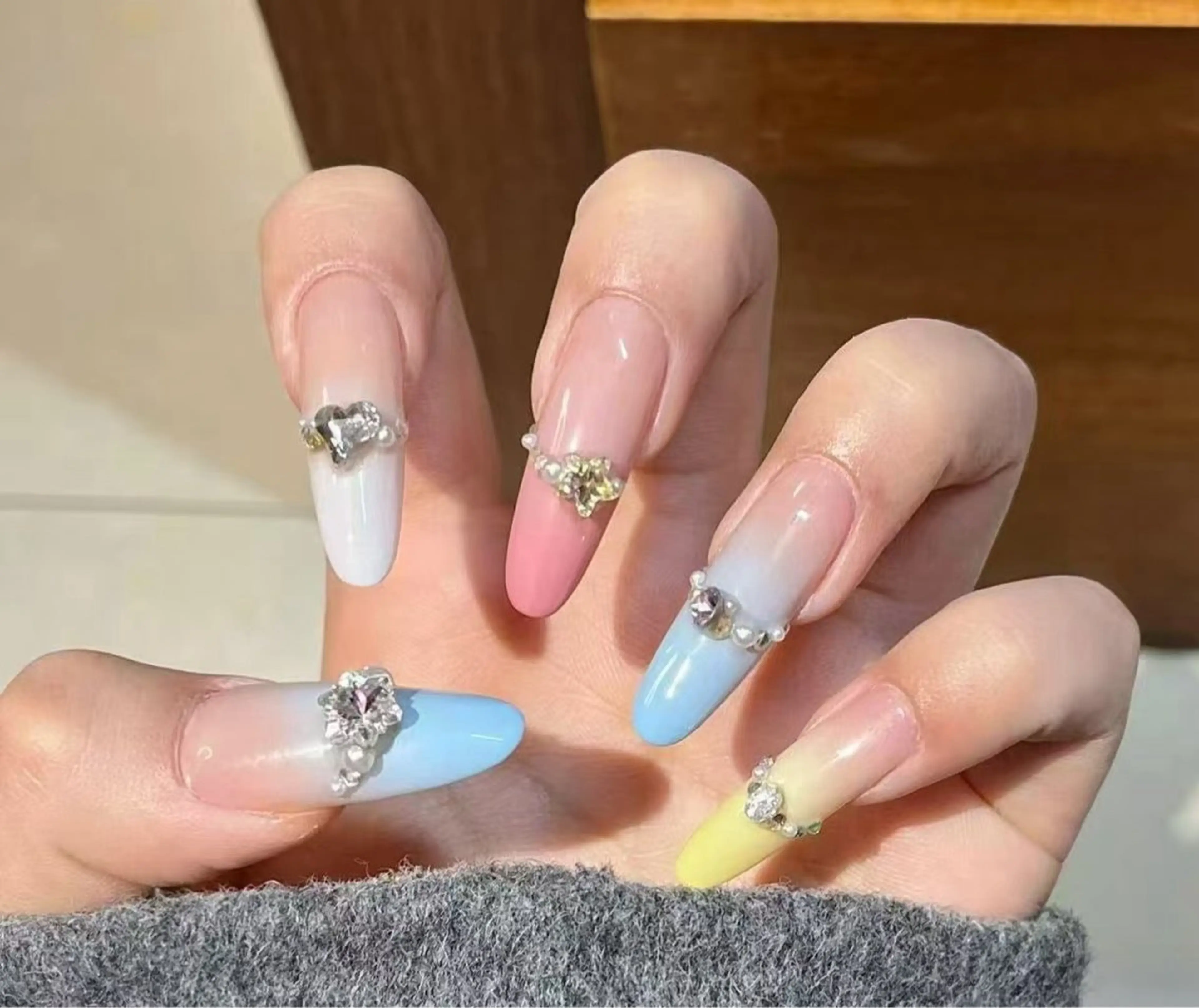ネイル オーロラネイル フラワーネイル フットネイル フレンチネイル ジェルネイル ハンドネイル BabyYouMi nailのネイルデザイン