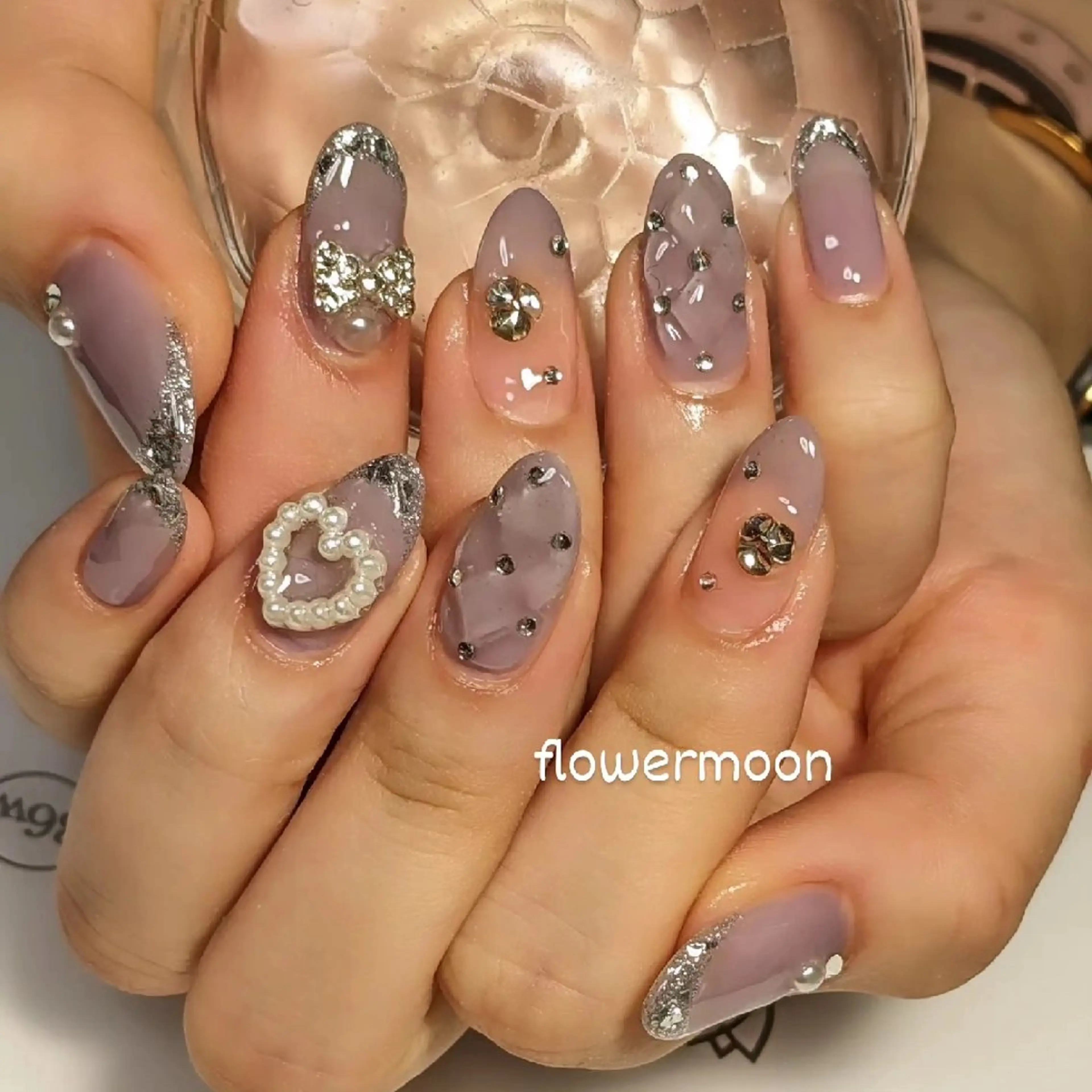 ネイル フレンチネイル ガラスフレンチ フラワー ムーンのネイルデザイン
