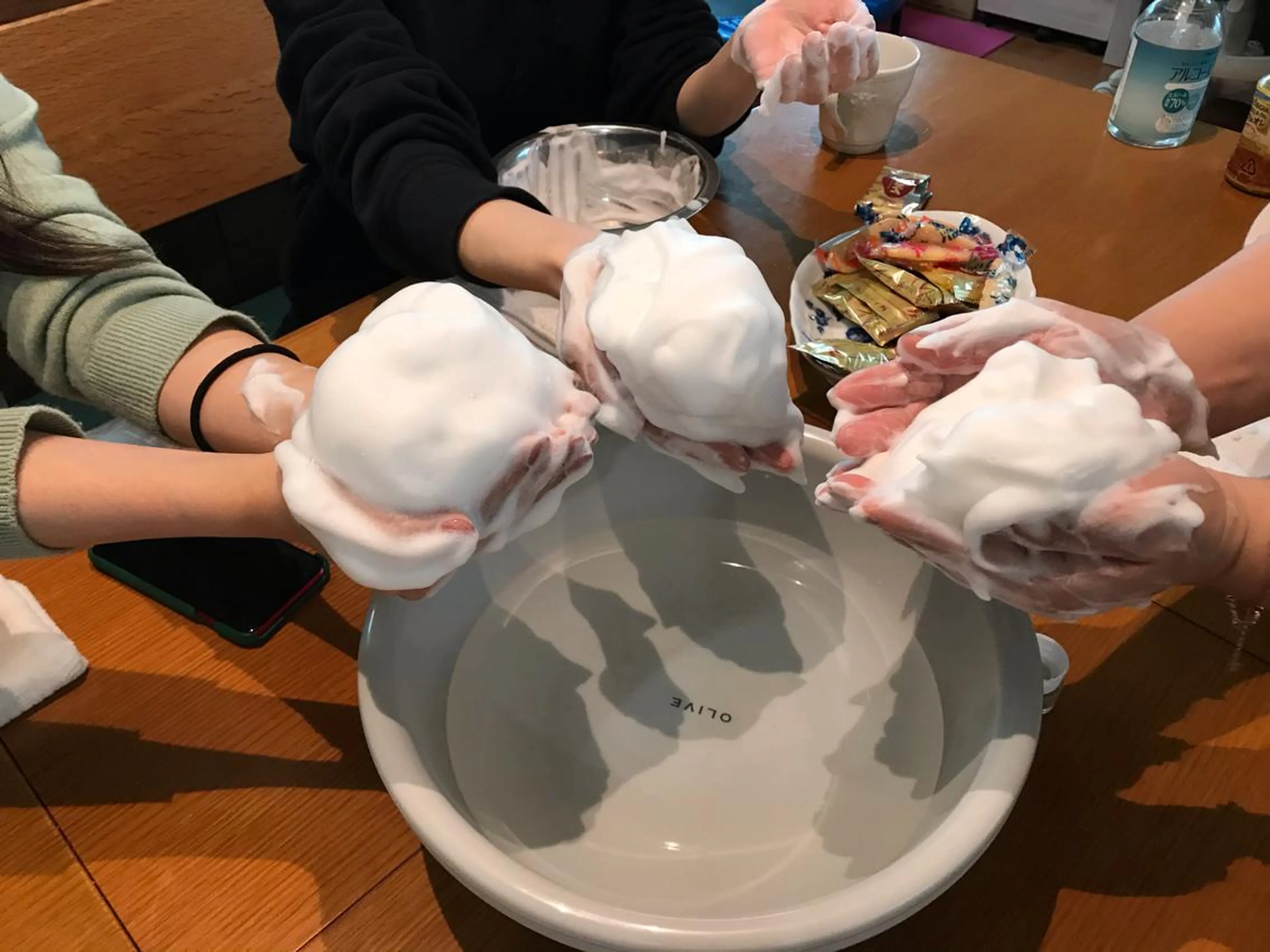 美肌レッスン　メナードの基礎化粧品を使い、お肌の触り方や使用量、使い方体験の写真